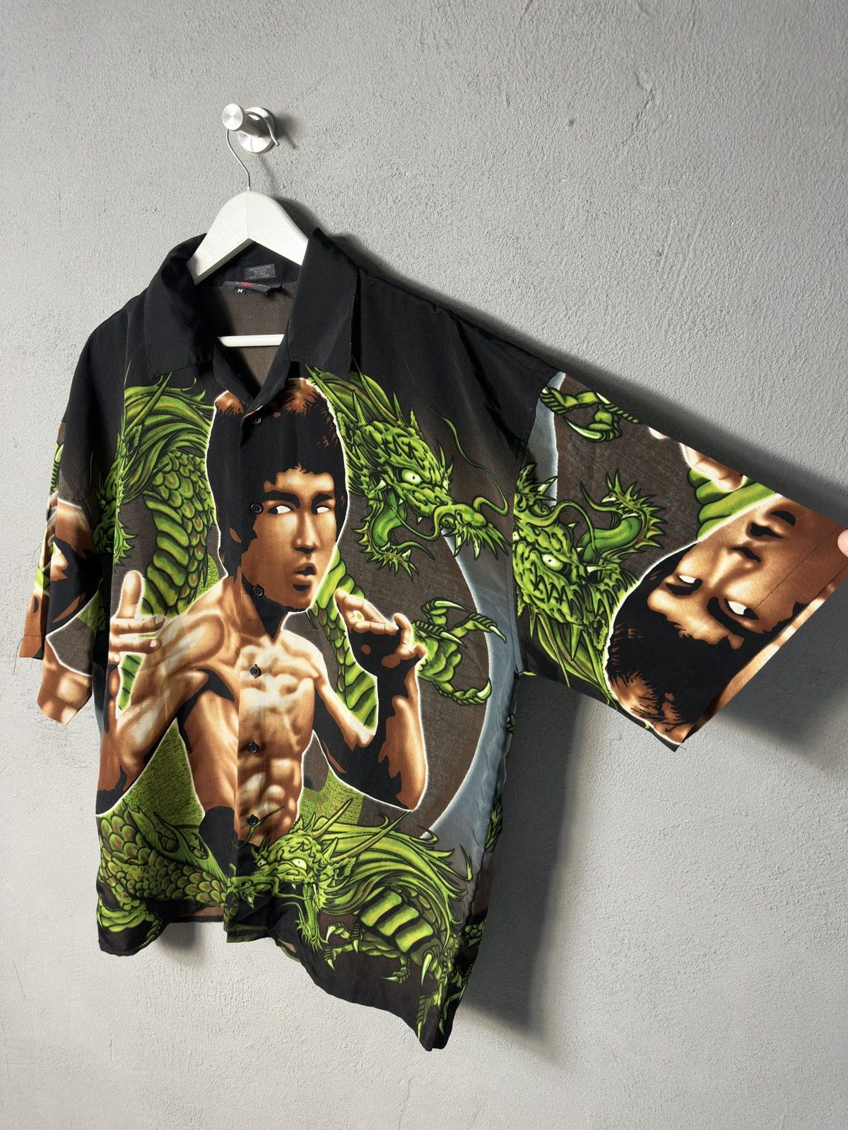 Vintage Vintage 90s Bruce Lee graphic shirt AOP universal studios Size US M / EU 48-50 / 2 - 2 Thumbnail