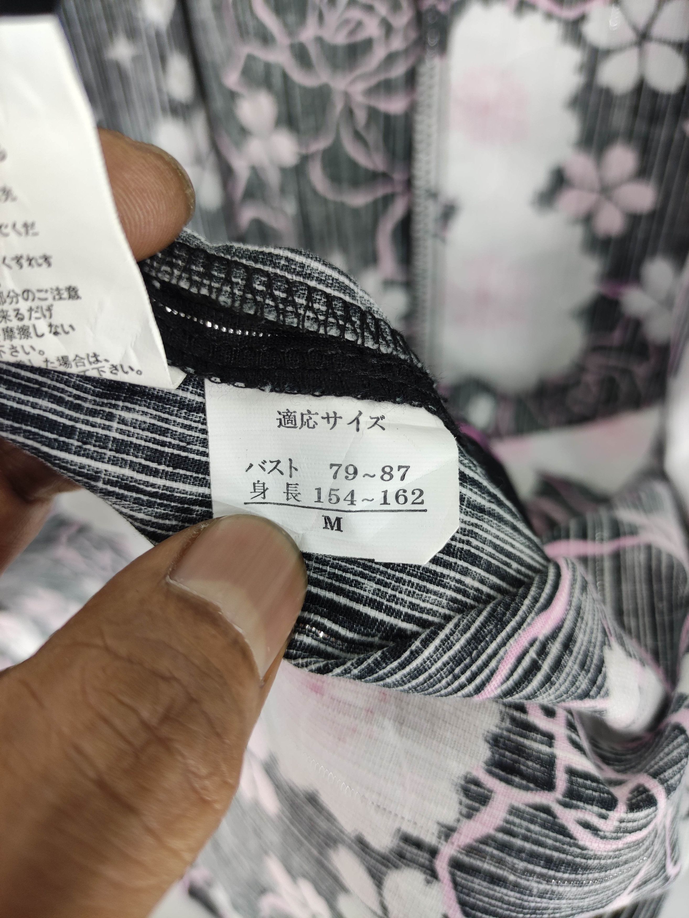 Japanese Brand Vintage Japanese Brand Kimono Cardigan Flower Pattern Size US M / EU 48-50 / 2 - 4 Thumbnail