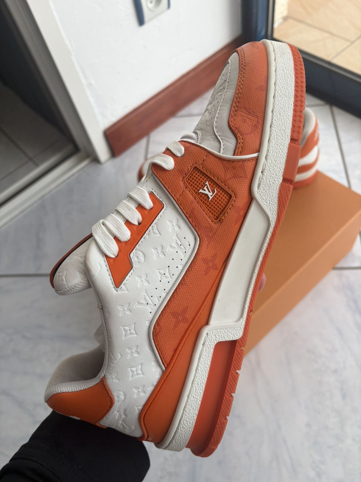 Louis Vuitton Louis vuitton trainer orange blanc signature #54 size 9 Size US 9 / EU 42 - 3 Thumbnail