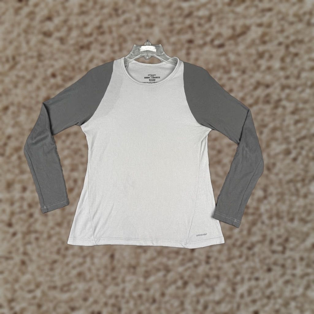 Patagonia Patagonia Shirt Womens Small Gray Capilene 2 Lightweight Crew Polyester 44820 Size S / US 4 / IT 40 - 1 Thumbnail