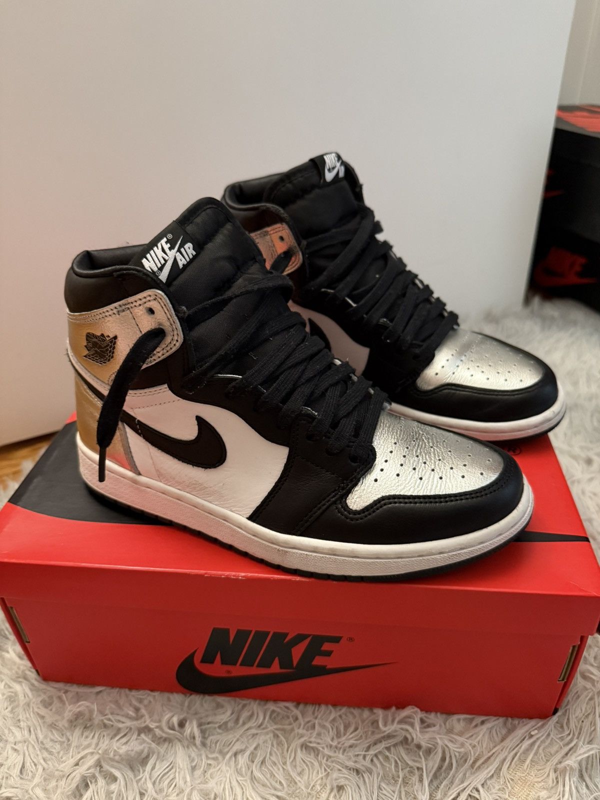 Jordan Brand WMNS Air Jordan Retro 1 High OG Silver Toe Size US 7.5 / IT 37.5 - 7 Thumbnail