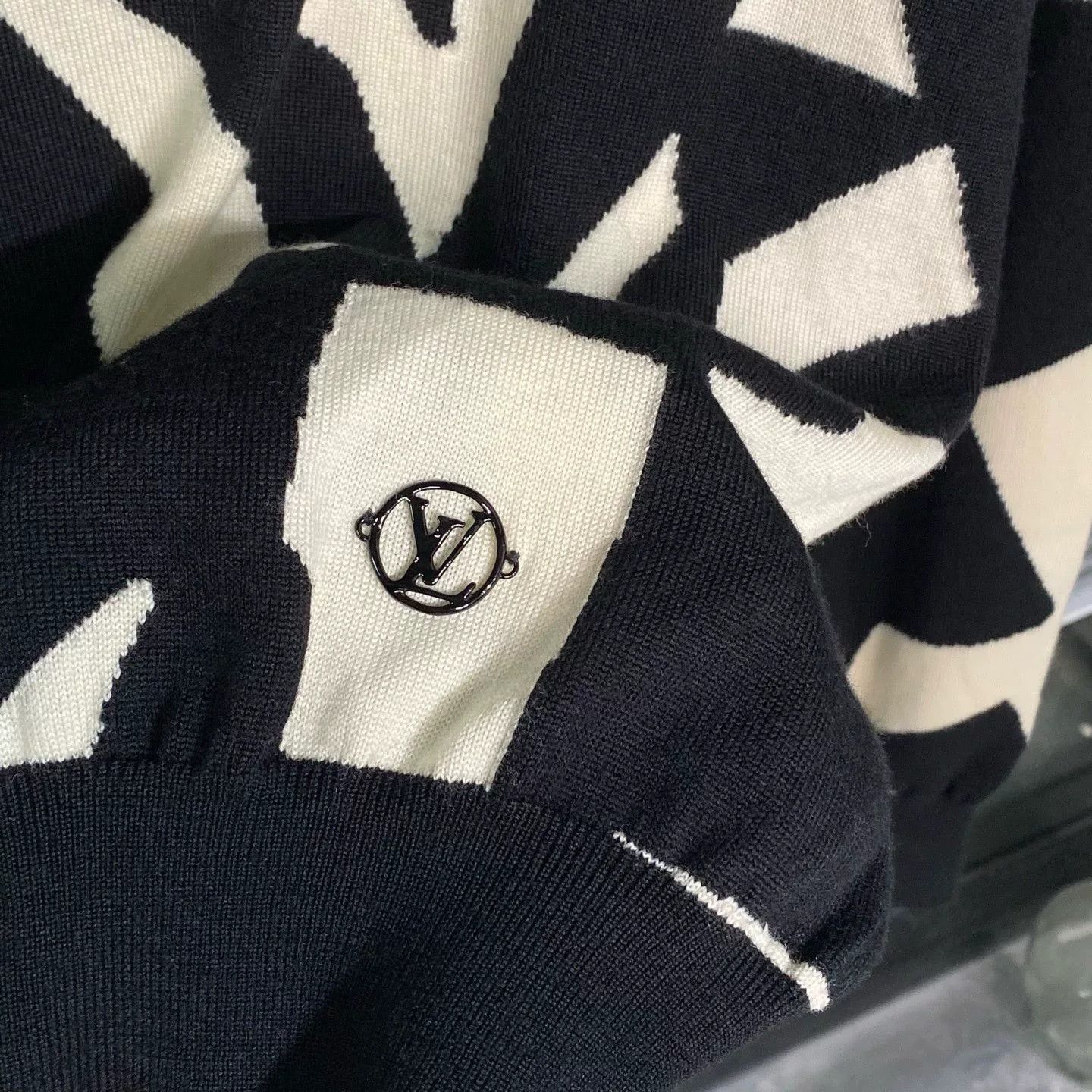 Louis Vuitton Louis Vuitton Knit Sweater Abstract Pattern Size US L / EU 52-54 / 3 - 3 Thumbnail