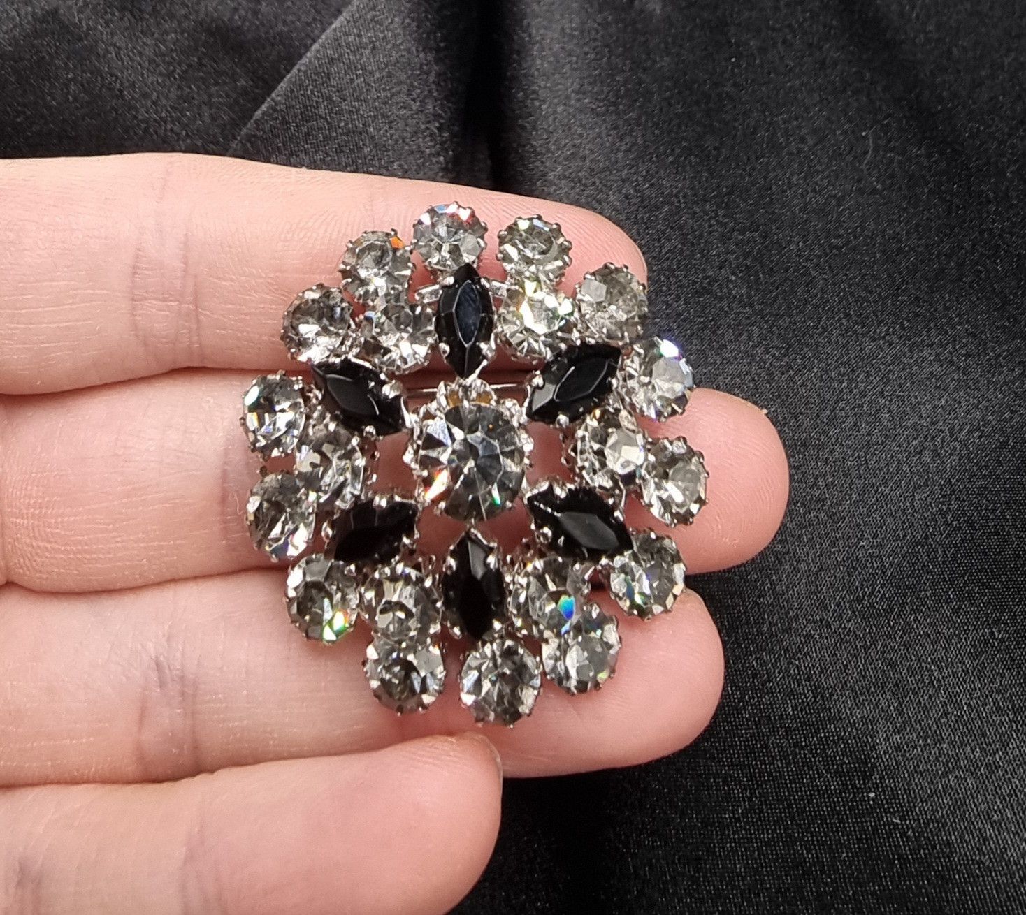 Vintage Vintage Rhinestone & Black Glass Floral Brooch Size ONE SIZE - 5 Thumbnail