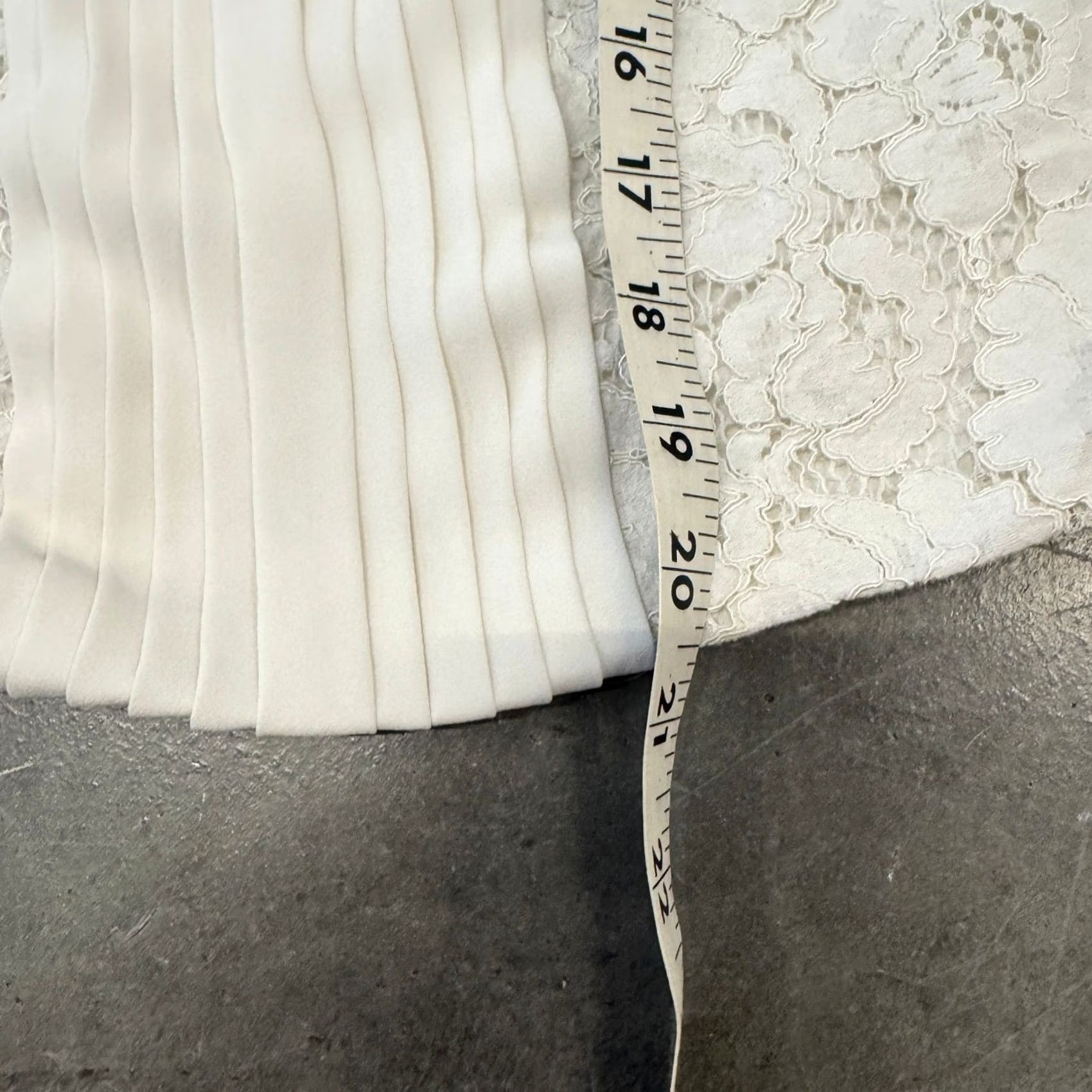 Vintage VINTAGE Y2K White House Black Market Lace Pleat White Short Sleeve Blouse XS Womens Shirt Size XS / US 0-2 / IT 36-38 - 5 Thumbnail