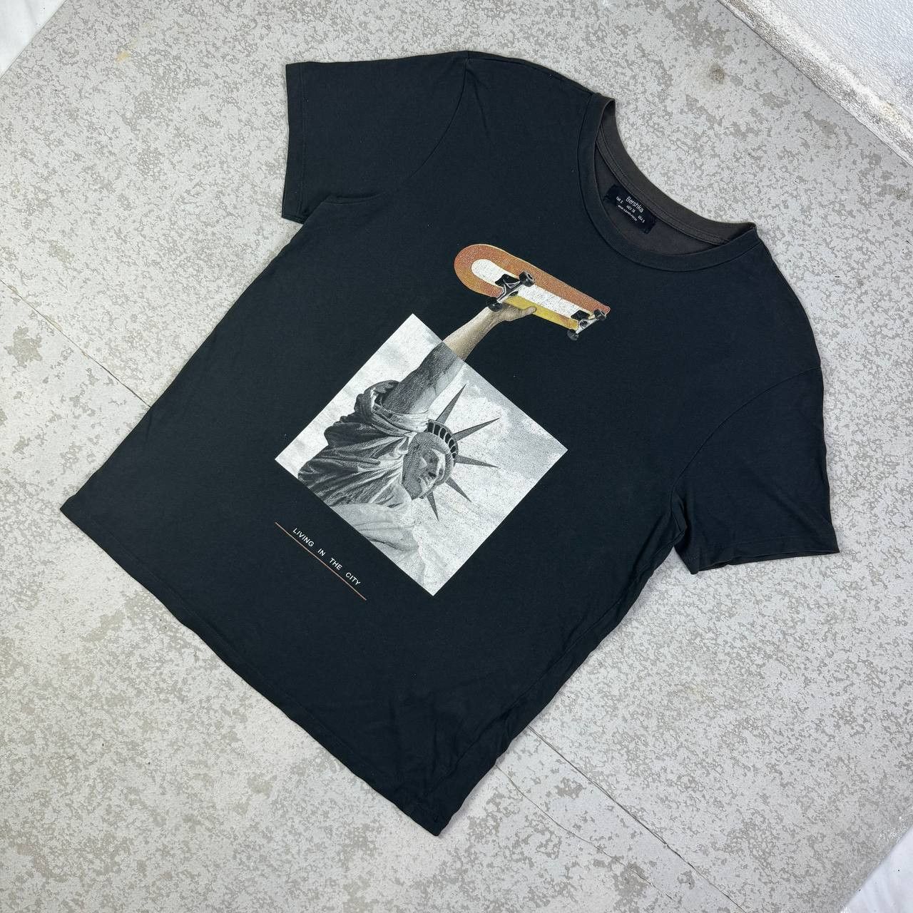 Bershka Bershka Statue of Liberty Living In The City Tshirt Size US S / EU 44-46 / 1 - 2 Thumbnail