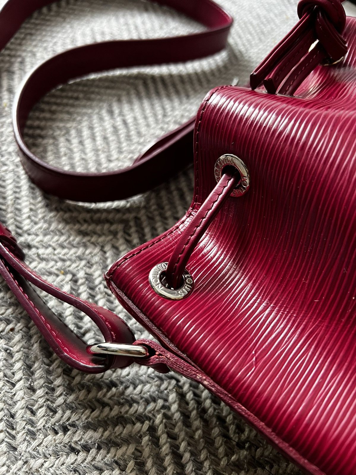 Louis Vuitton Louis Vuitton Fuchsia Epi Leather Noe BB Bag Size ONE SIZE - 6 Thumbnail