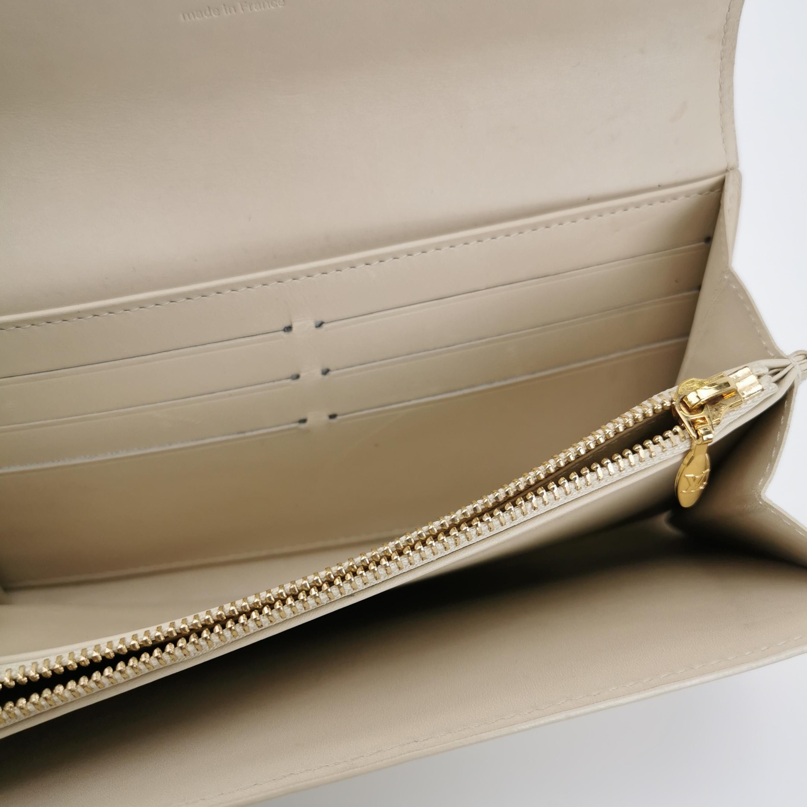 Louis Vuitton Louis Vuitton (LV) Patent leather solid color embossed mono Size ONE SIZE - 7 Thumbnail