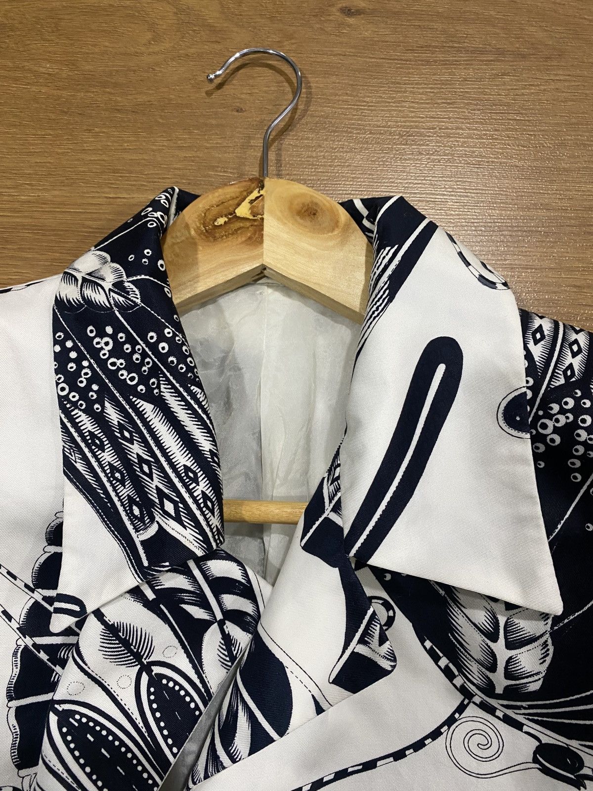 Salvatore Ferragamo Salvatore Ferragamo Monocrome Printed Rayon Cropped Jacket Size M / US 6-8 / IT 42-44 - 4 Thumbnail