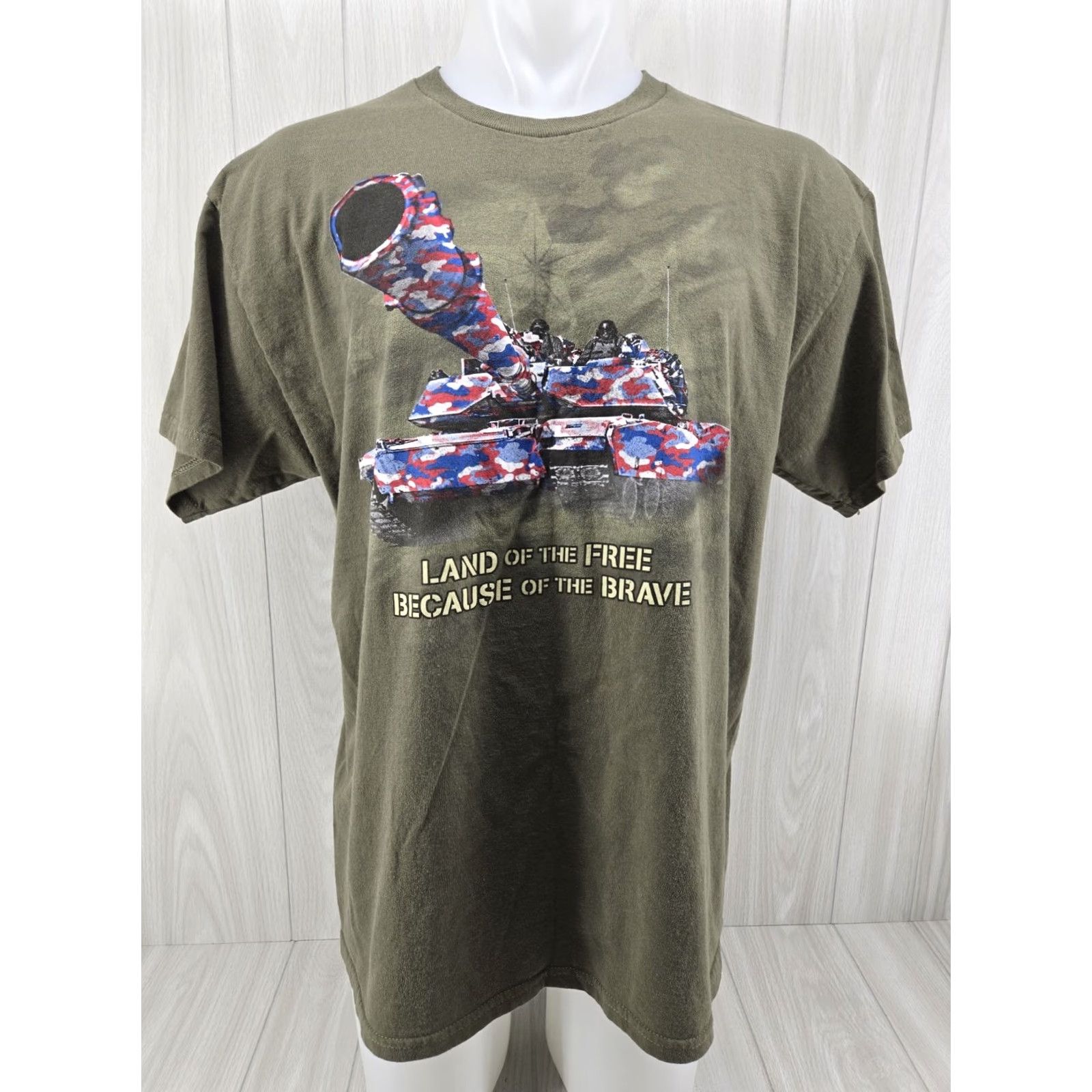 Vintage VINTAGE Land Of The Free Because Of The Brave XL Olive Green Tank Graphic T Shirt Size US XL / EU 56 / 4 - 2 Thumbnail