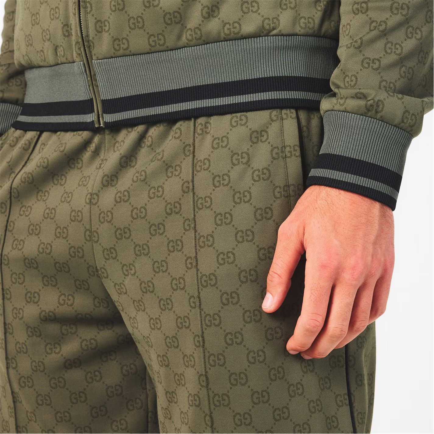 Gucci o1g2r1mq0426 Open Relaxed Tracksuit Sweatpants & Joggers Size US 34 / EU 50 - 3 Thumbnail