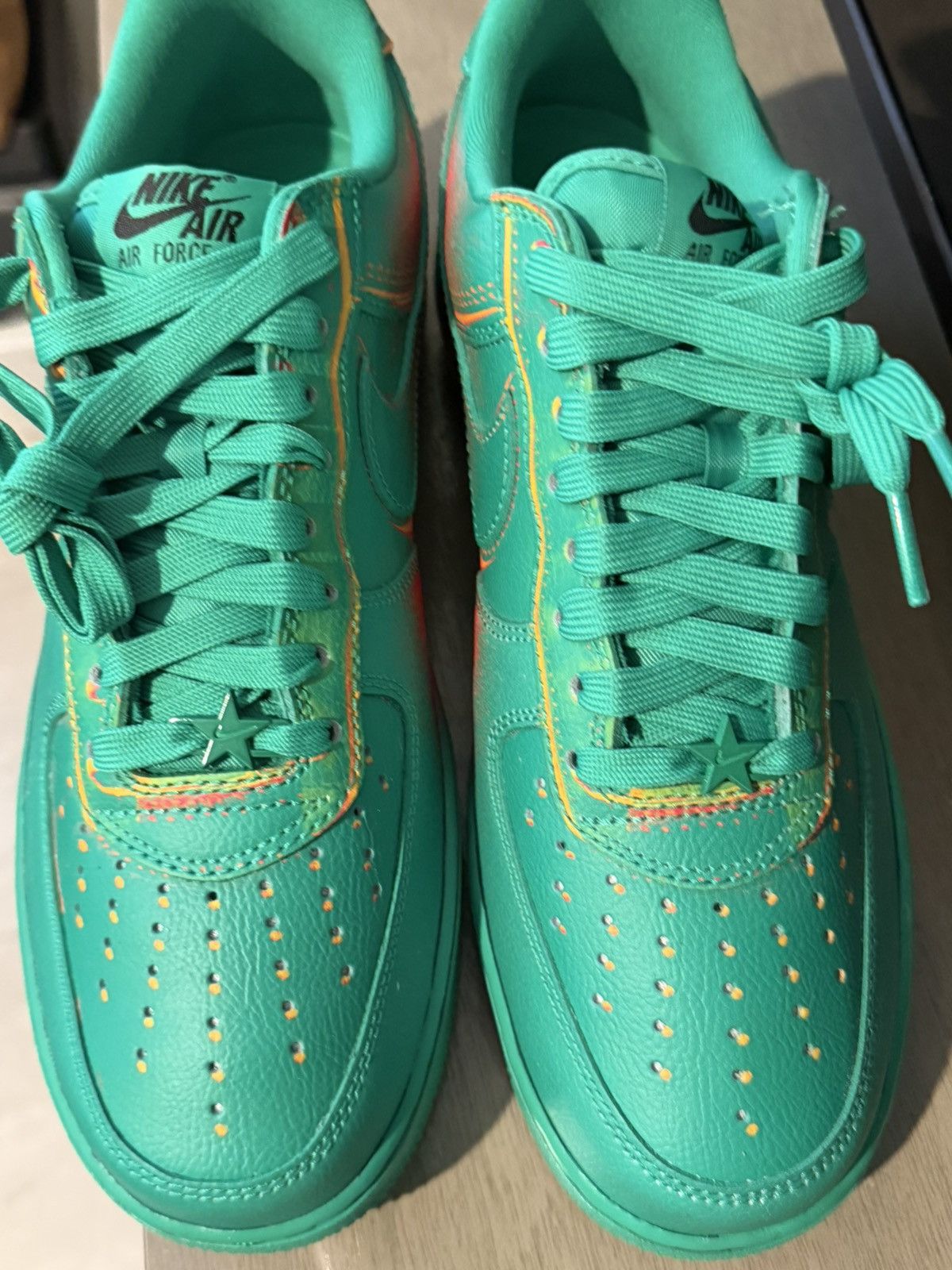 Nike Size 9.5 - Nike Air Force 1 '07 Low Stadium Green Crimson Size US 9.5 / EU 42-43 - 5 Thumbnail