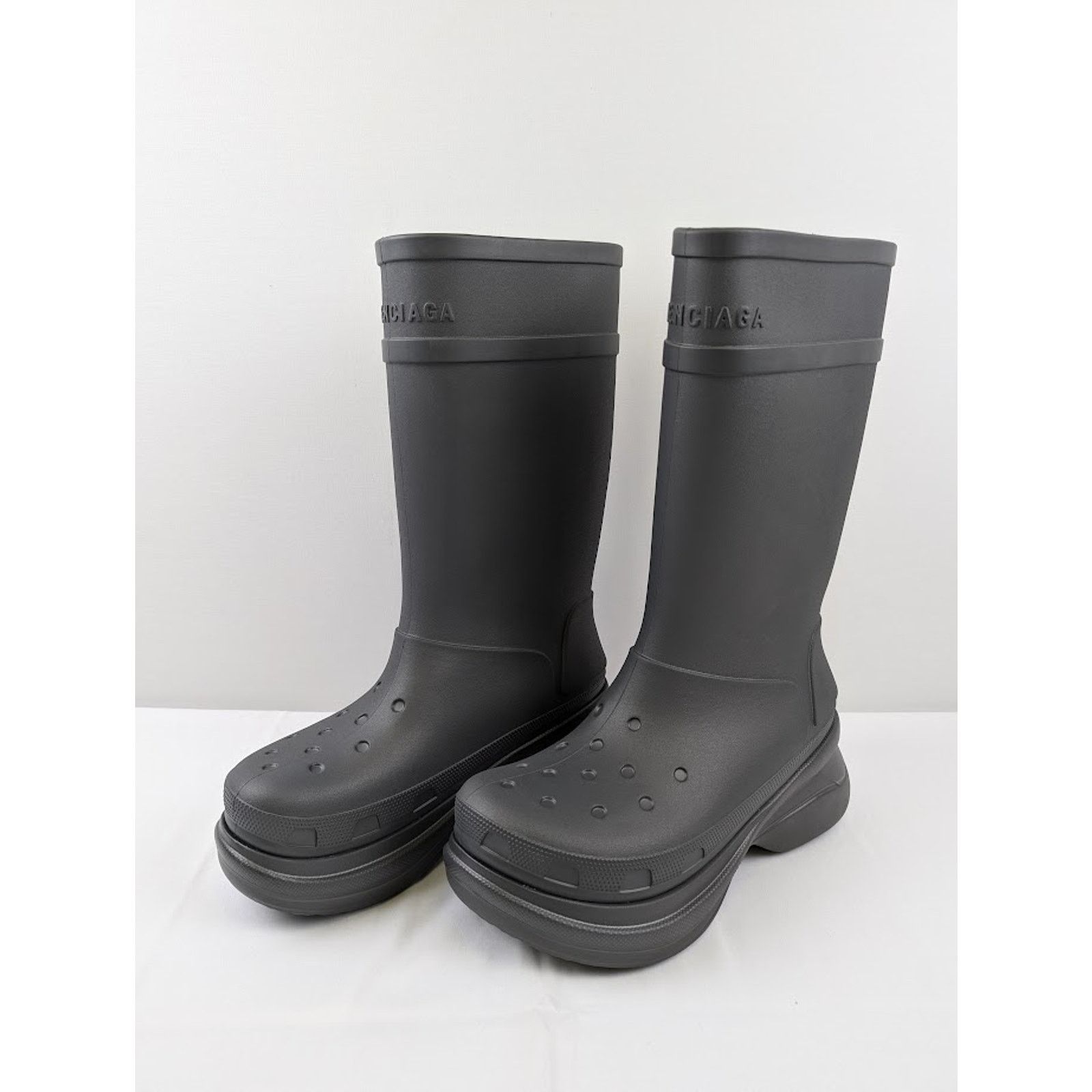 Balenciaga o1rshd1 Crocs Rubber Boots in Grafite Size US 10 / EU 43 - 12 Thumbnail