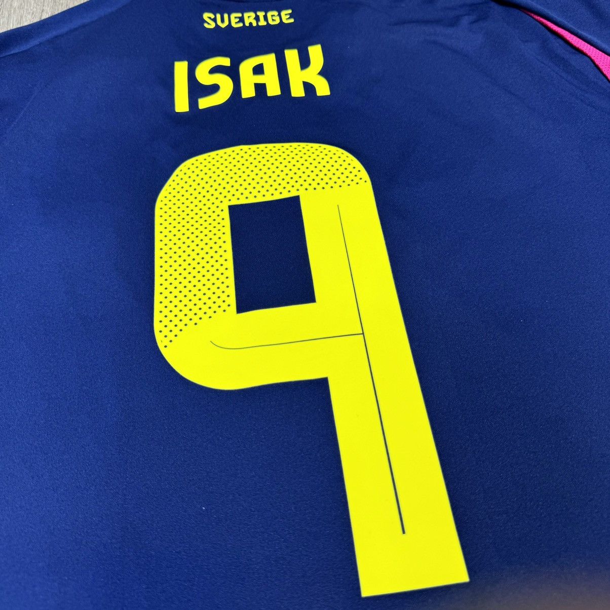 Adidas Sweden 24/25 away shirt #9 Isak (Bnwt) Size US XL / EU 56 / 4 - 4 Thumbnail