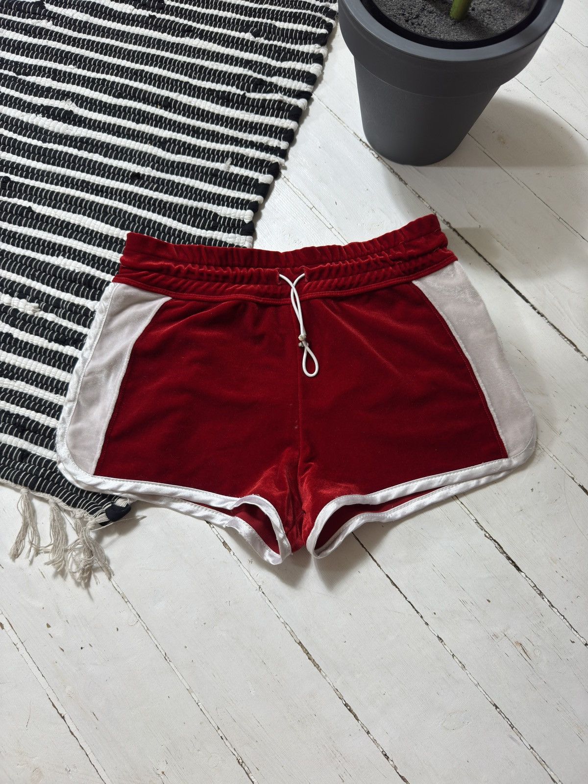 Dolce & Gabbana VINTAGE DOLCE&GABBANA VELOUR MINI SHORTS Size 28" / US 6 / IT 42 - 4 Thumbnail