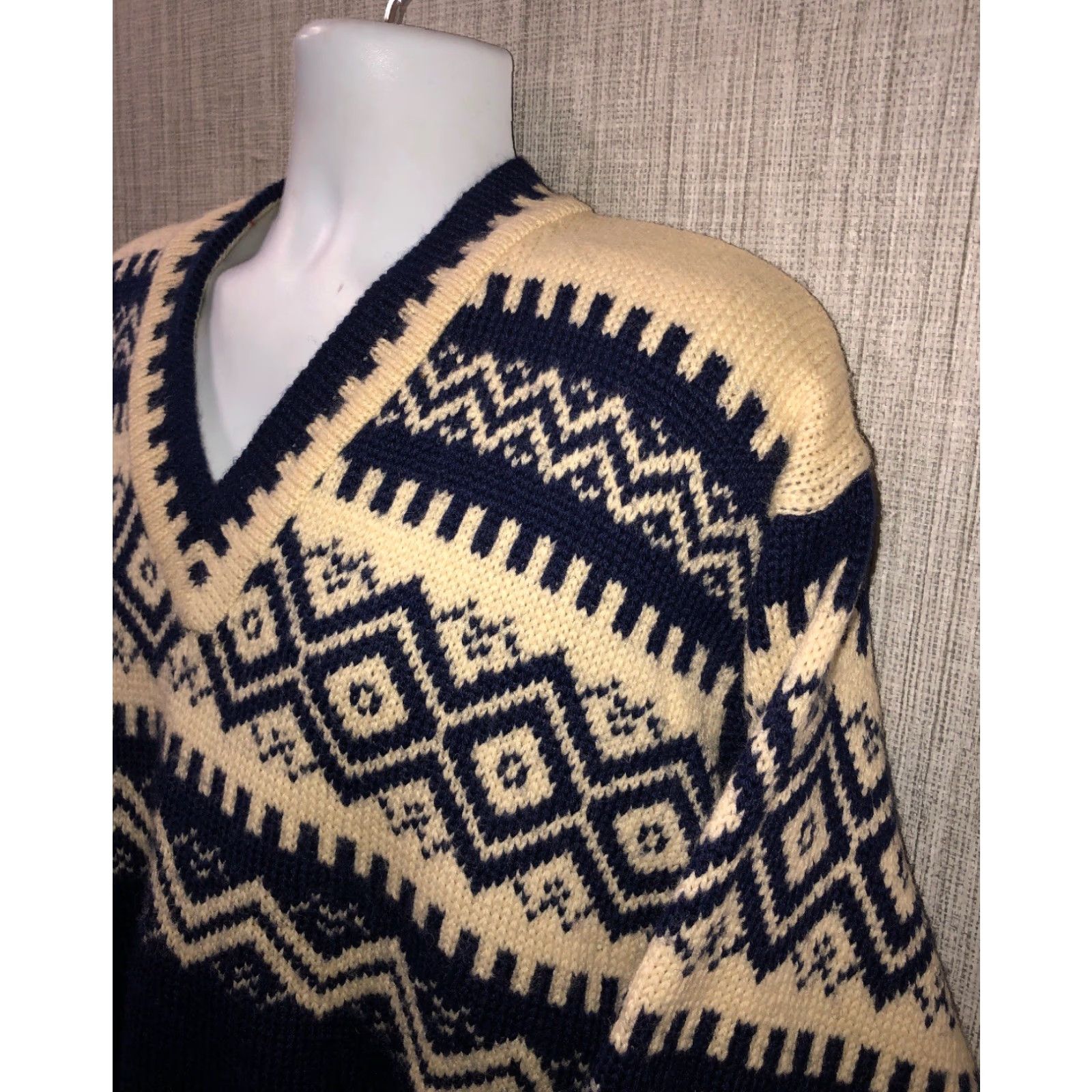 Vintage A Nansen Knitwear Mens NORWEIGN MADE Wool V-Neck Sweater 23.5 Inch Armpit Size US L / EU 52-54 / 3 - 2 Thumbnail