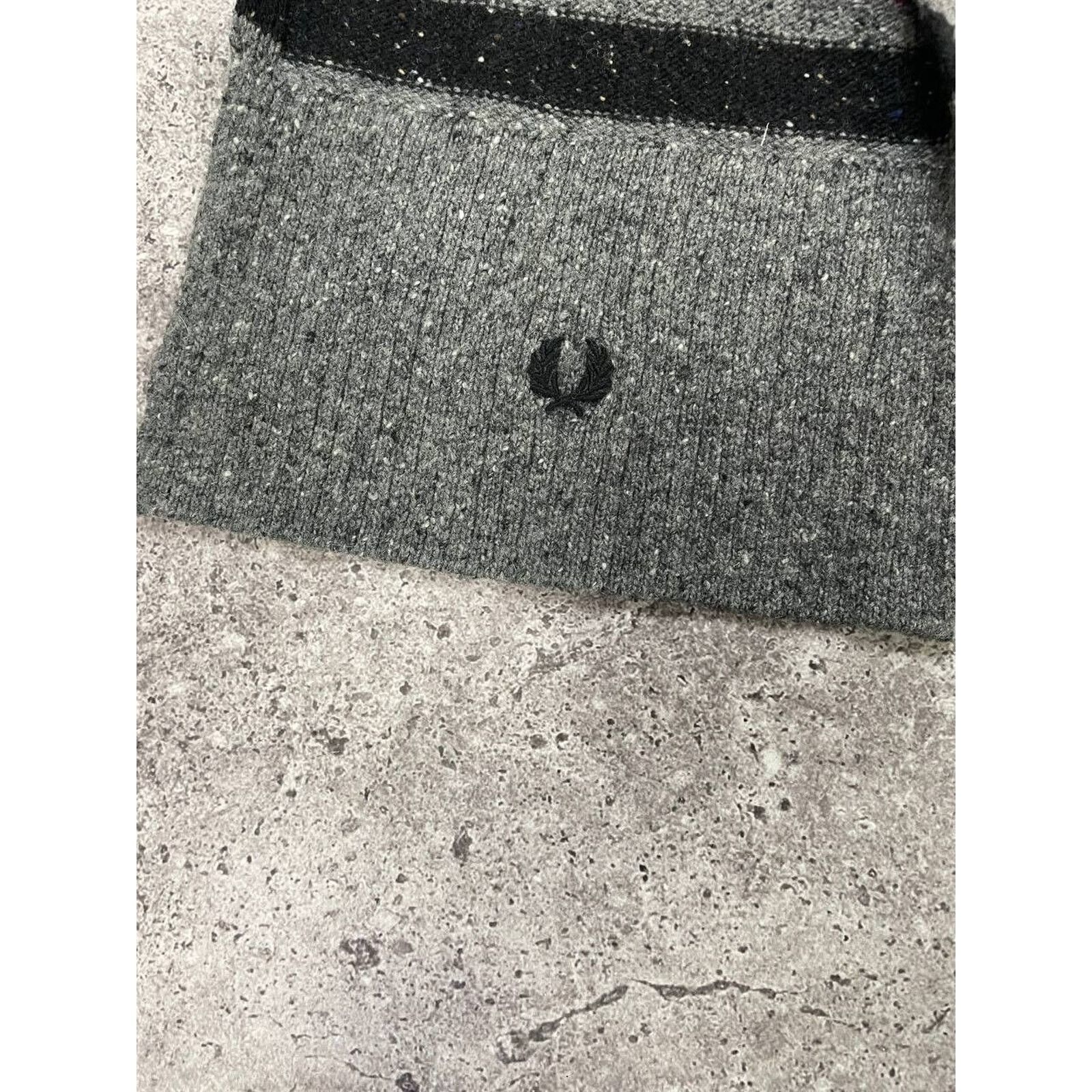 Fred Perry Fred Perry Wool Scarf Gray Ribbed Knit Logo Patch Winter Size ONE SIZE - 5 Thumbnail