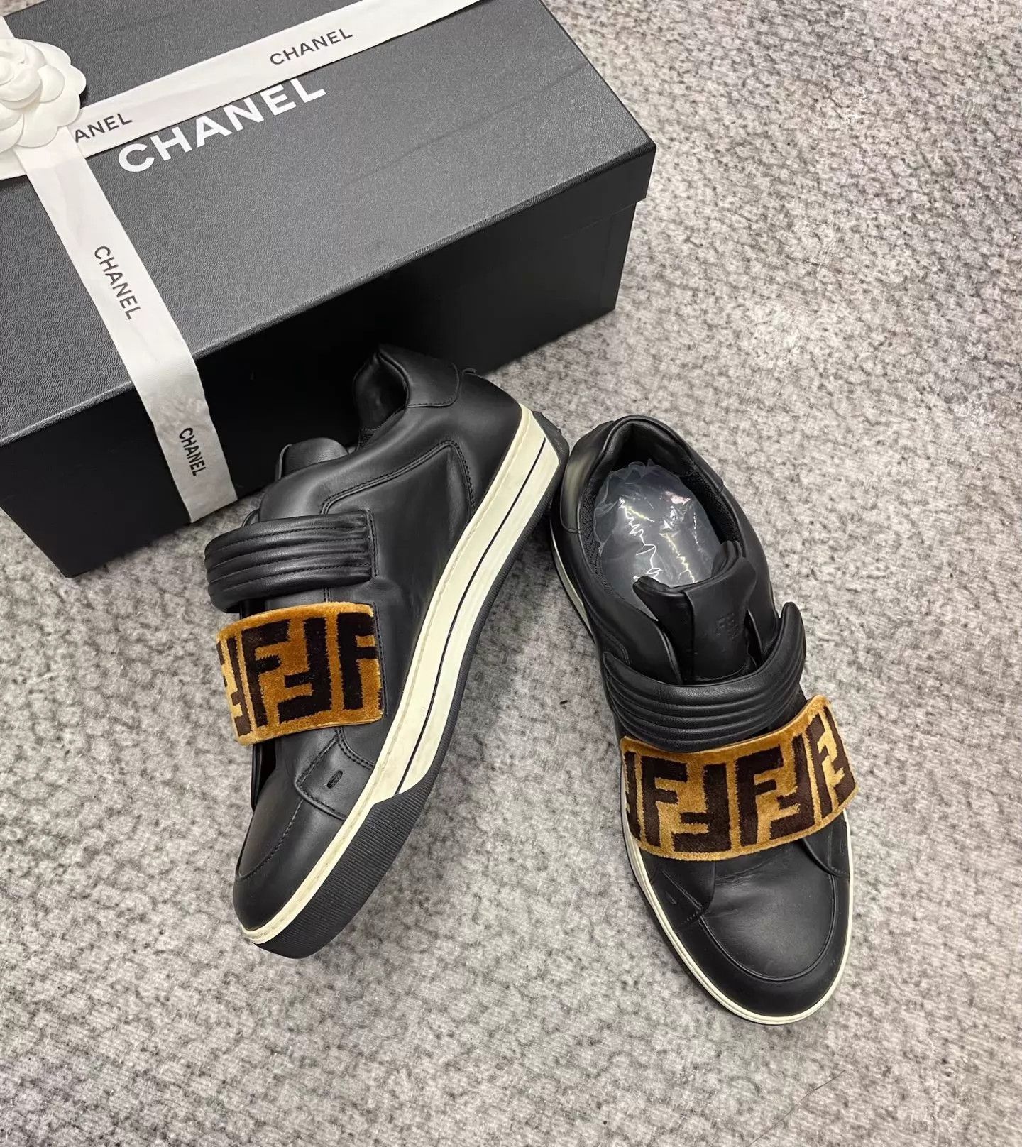 Fendi FENDI black and brown FF fur detail sneakers 5 Size US 5 / IT 35 - 4 Thumbnail