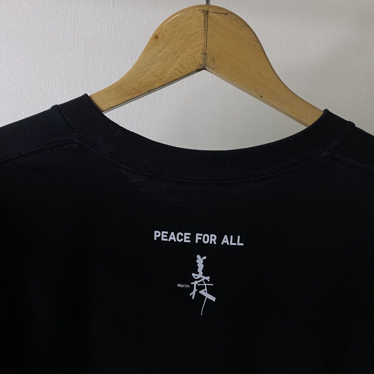 Uniqlo PEACE FOR ALL T-shirt Dove graphic by artist Han Meilin Tee Size US M / EU 48-50 / 2 - 6 Thumbnail