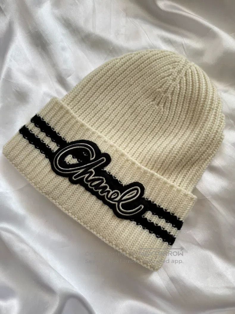 Chanel Chanel Badge Series White Knitted Cold Hat Size ONE SIZE - 1 Thumbnail