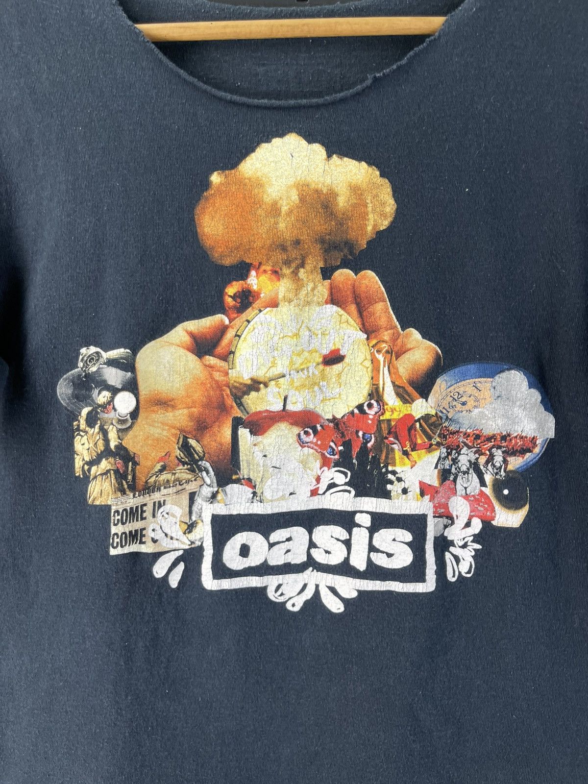 Band Tees 2000s vintage Oasis Dig Out Your Soul Atomic Collage t-shirt Size US M / EU 48-50 / 2 - 5 Thumbnail