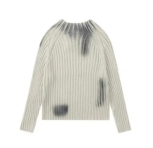 Graffiti sweater fit punk.
