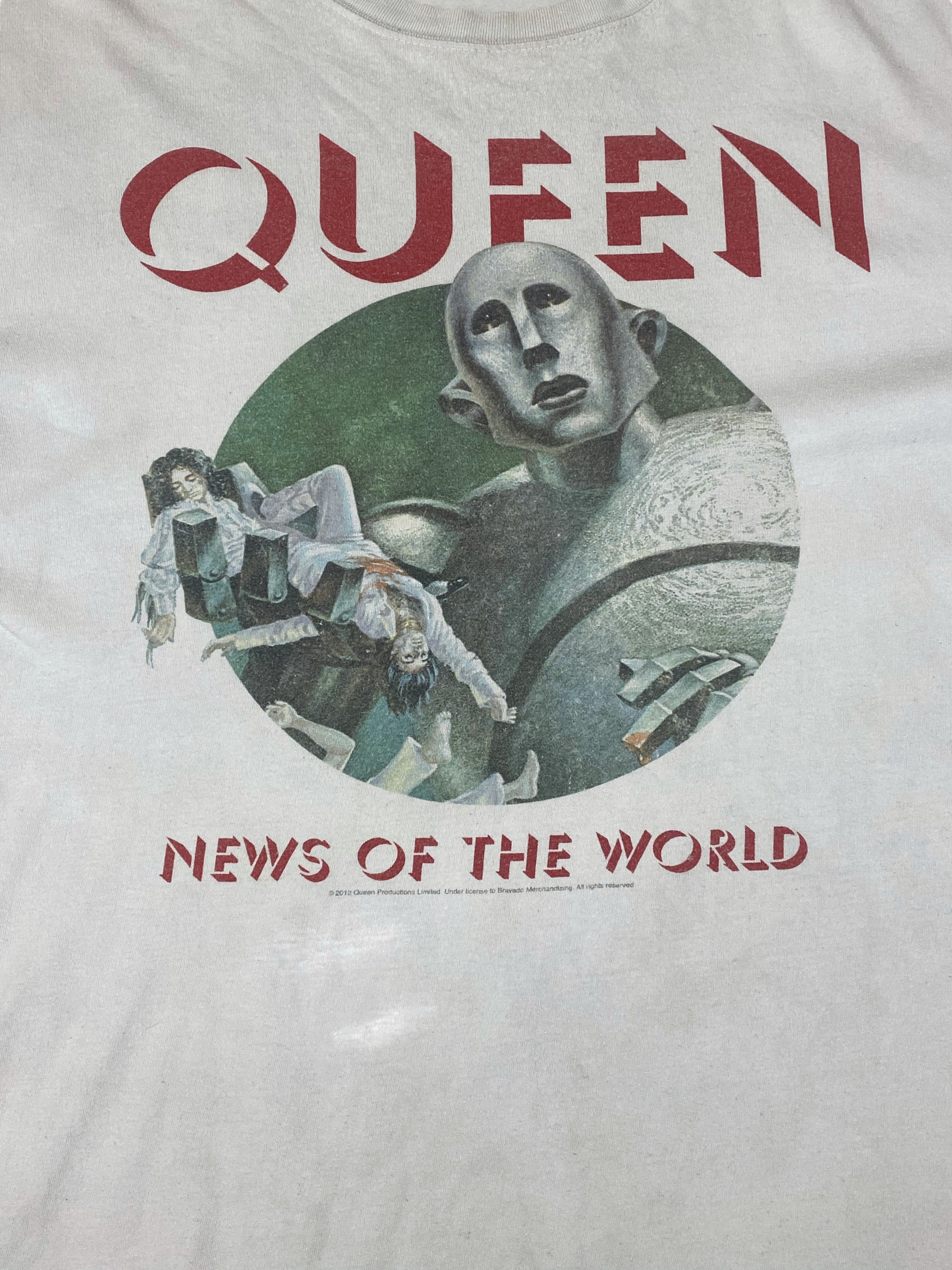 Band Tees Vintage 2012 QUEEN News Of The World Album Big Logo Tee M628 Size US XL / EU 56 / 4 - 4 Thumbnail