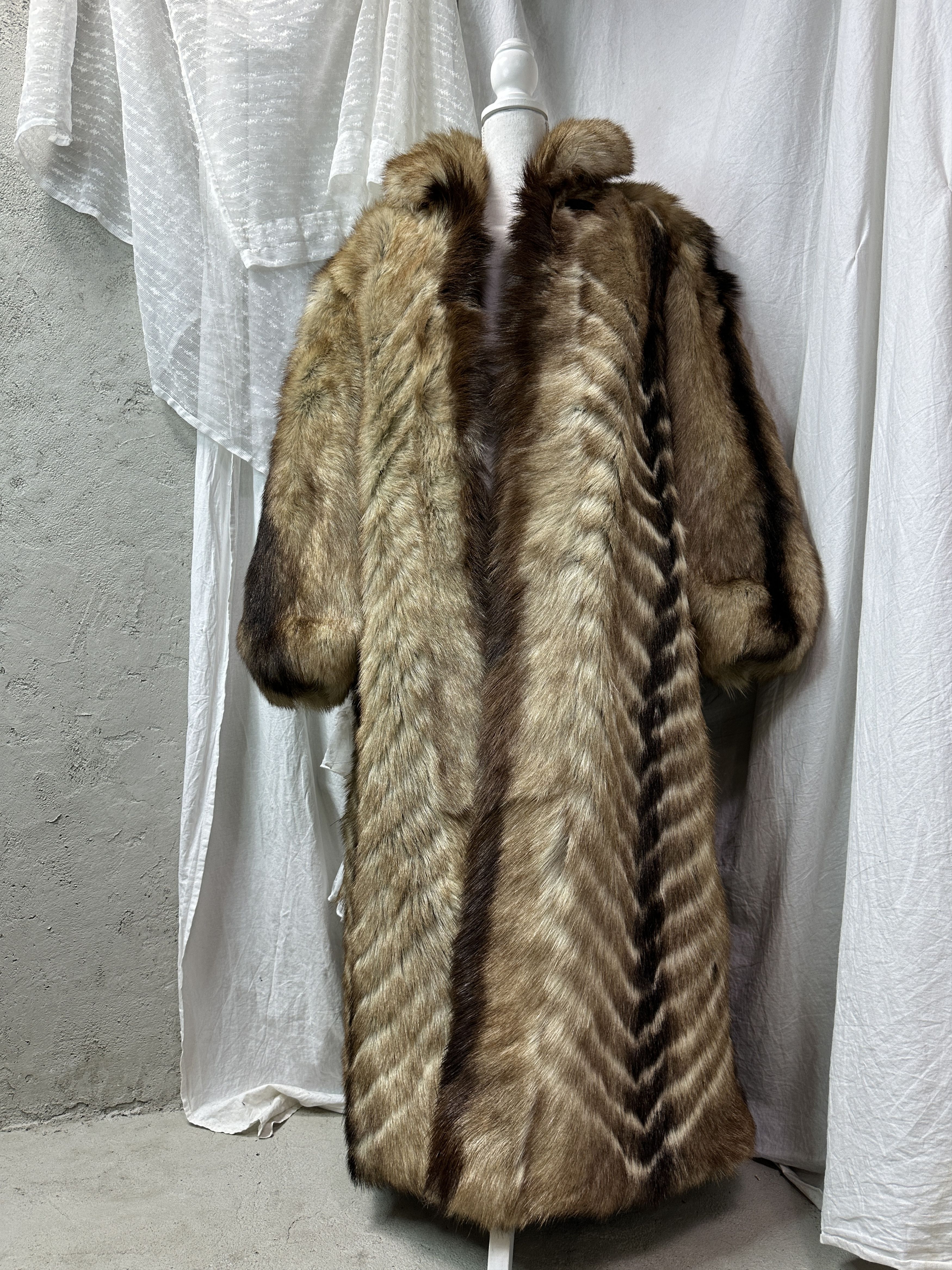 Vintage Vintage Old Money Maxi Real Fur Long Coat 90s Size L / US 10 / IT 46 - 1 Thumbnail