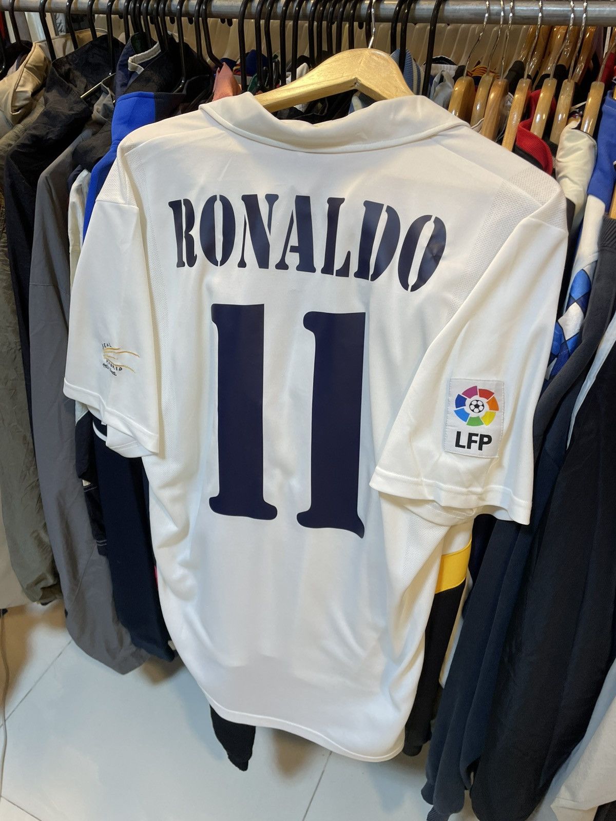 Adidas Vintage 2002 Real Madrid Home Kit RONALDO 11 Size US M / EU 48-50 / 2 - 1 Thumbnail