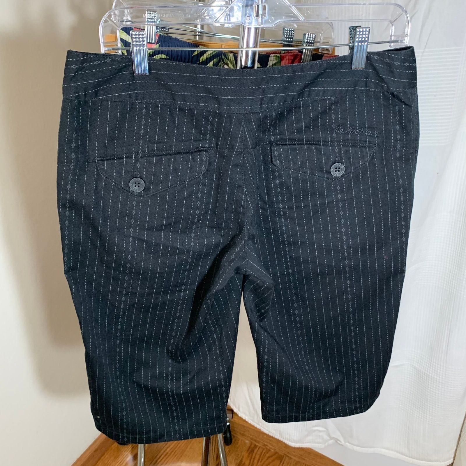 The North Face The North Face Women's Black Shorts Size 8 Size 30" / US 8 / IT 44 - 1 Thumbnail