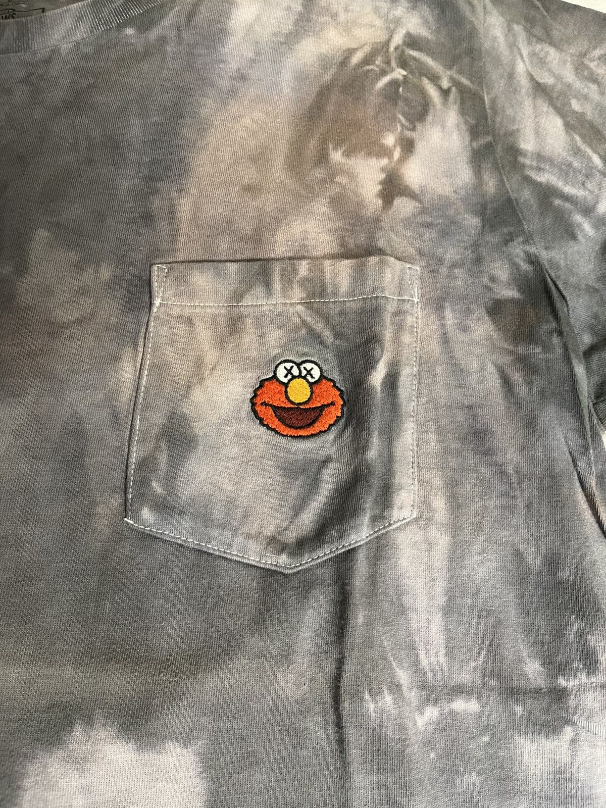 Kaws × Uniqlo Kaws uniqlu sesame street elmo tee tie dyed Size US L / EU 52-54 / 3 - 2 Thumbnail