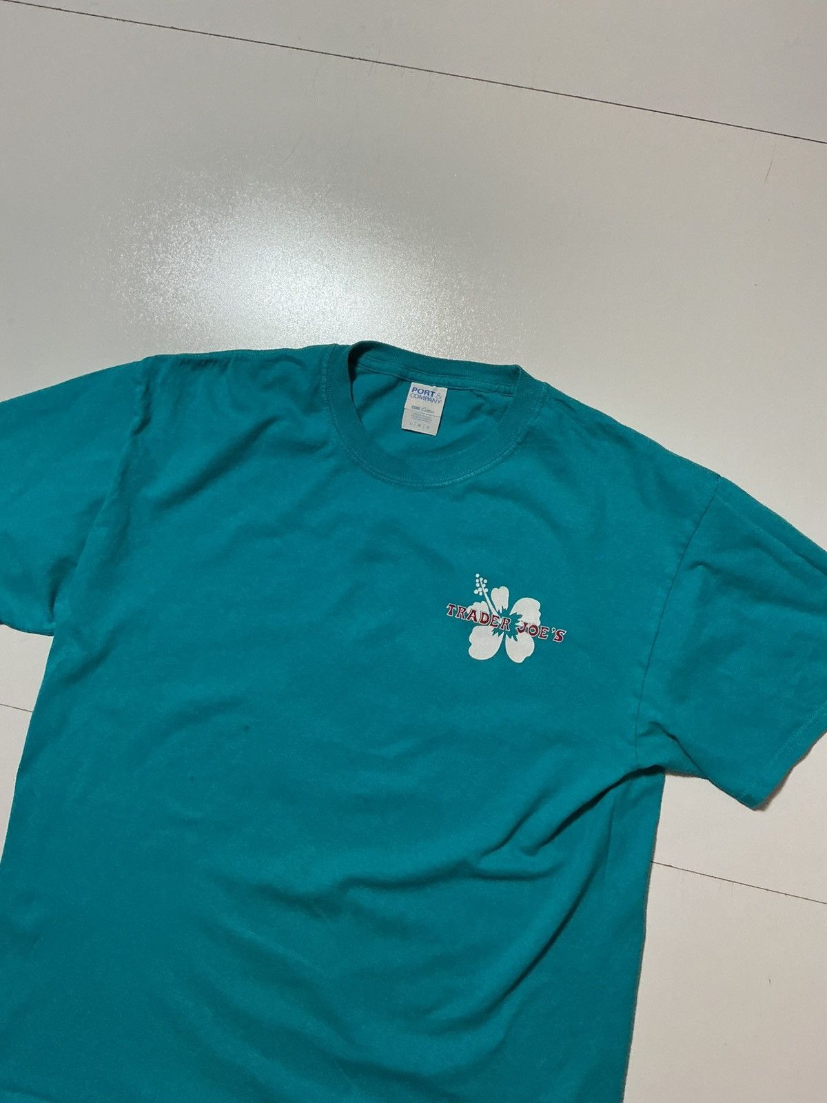 Port & Company Trader Joes Grocery Store Hibiscus Flower Graphic T-Shirt Size US L / EU 52-54 / 3 - 4 Thumbnail