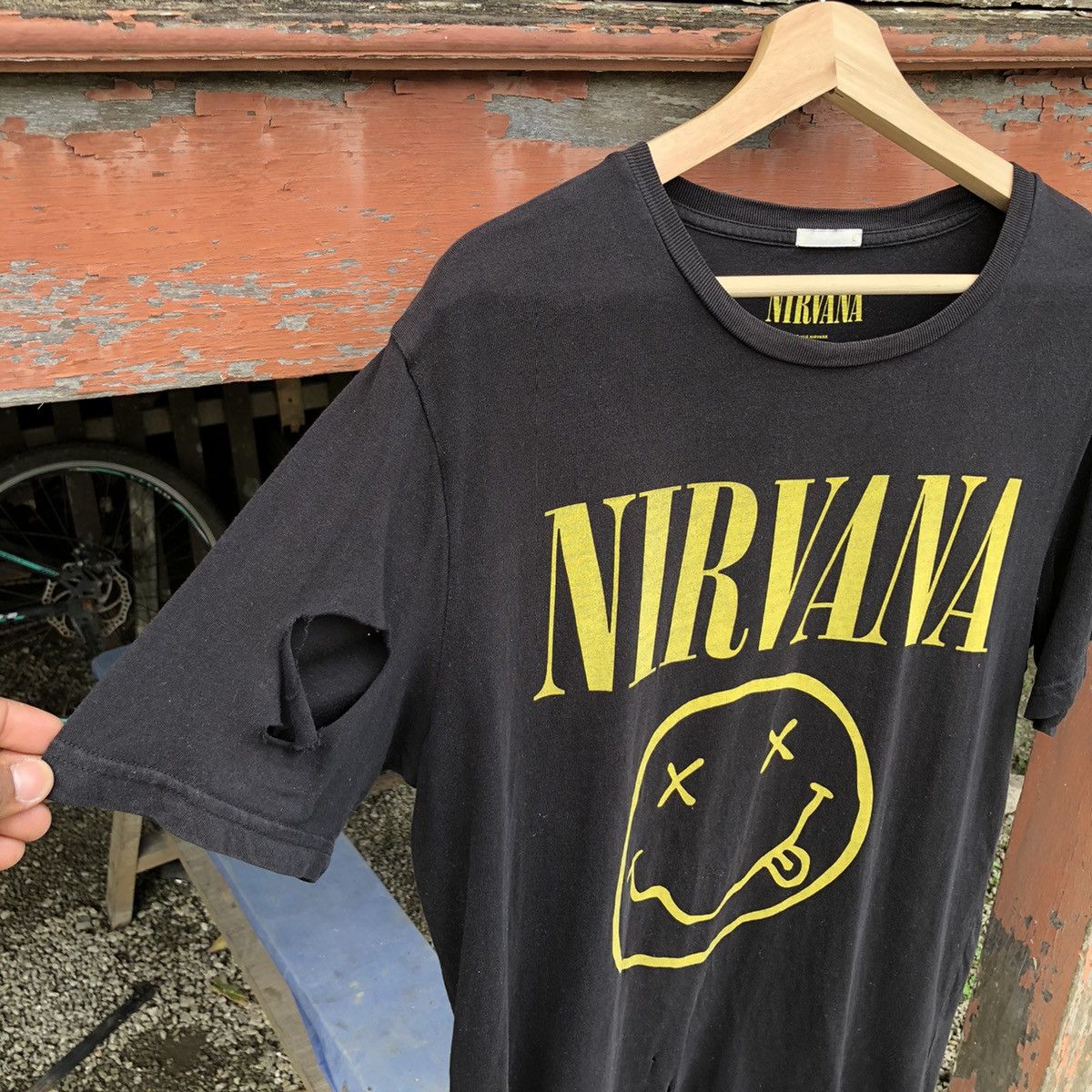 Band Tees 🔥Steals🔥 Distressed Nirvana Smile Tshirt Size US L / EU 52-54 / 3 - 5 Thumbnail