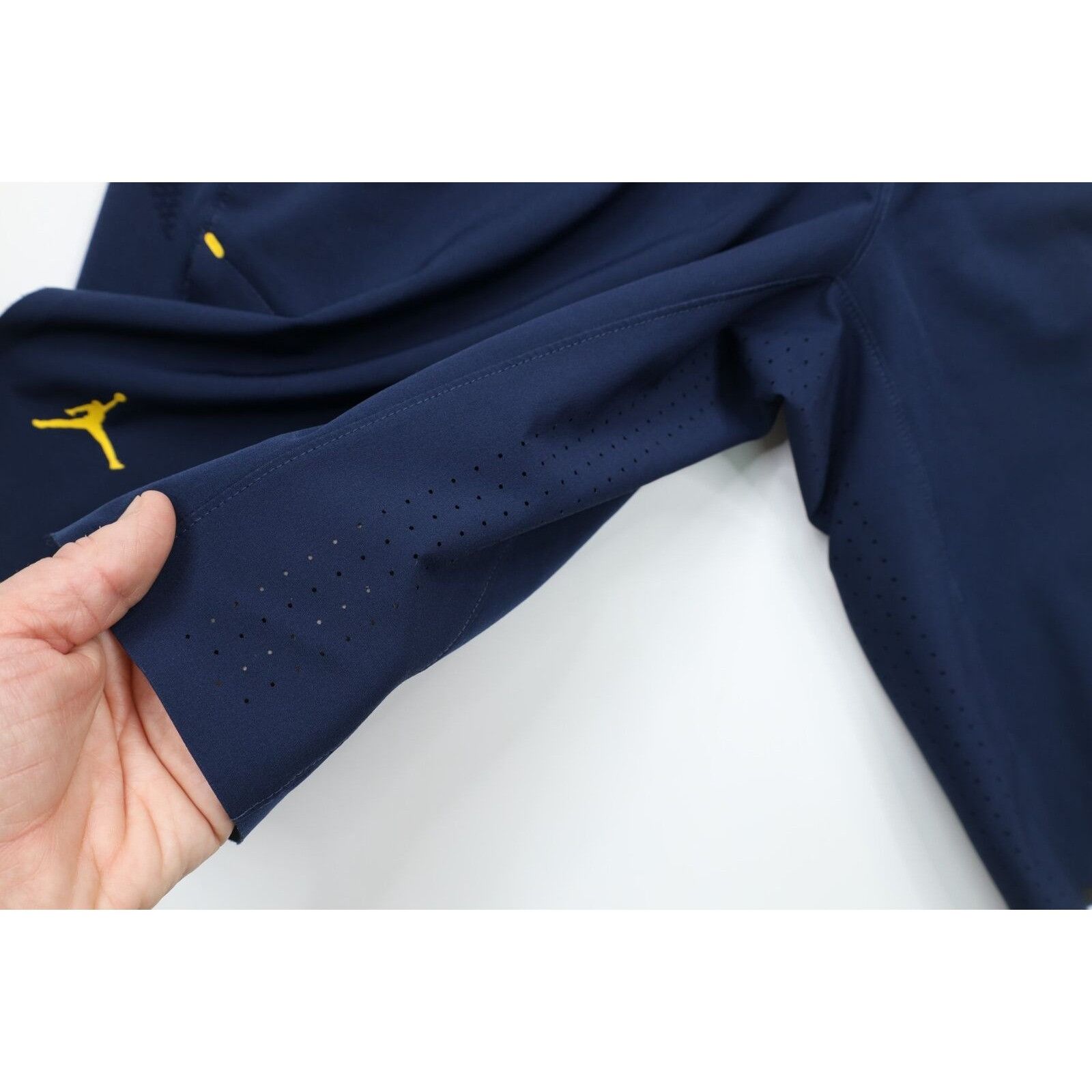 Jordan Brand × Nike Nike Air Jordan Spell Out University of Michigan Tech Shorts Size US 32 / EU 48 - 5 Thumbnail