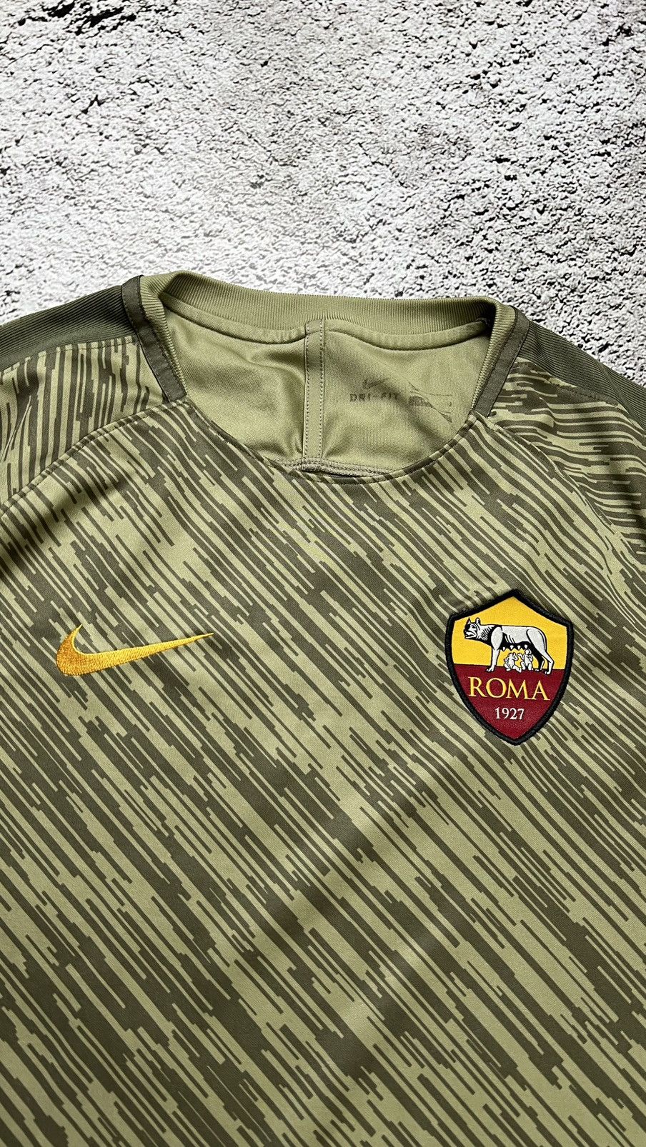 Nike Pre match nike AS Roma khaki camo design jersey Size US M / EU 48-50 / 2 - 3 Thumbnail