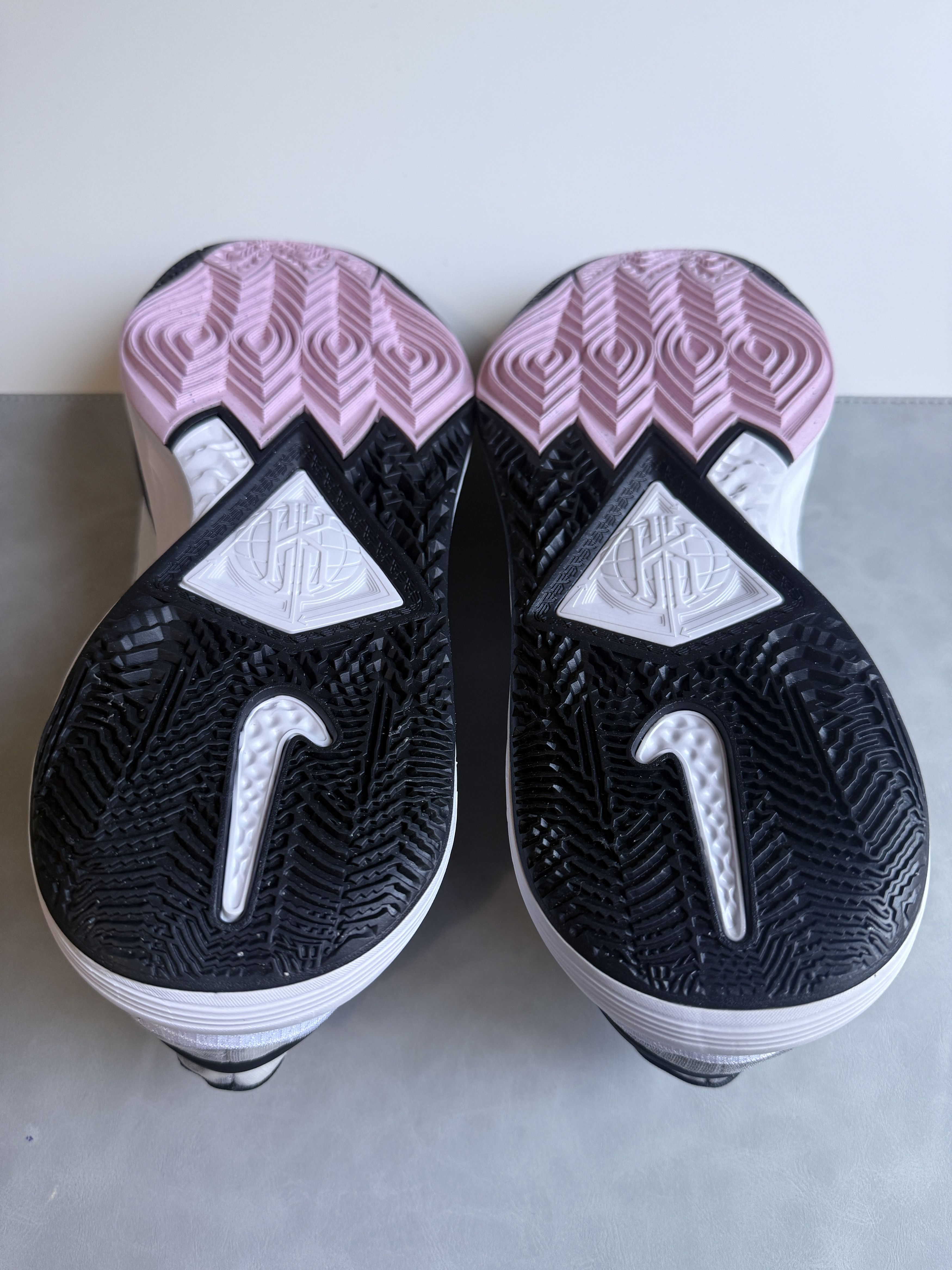 Nike NEW Kyrie 8 Basketball Shoes Size US 12 / EU 45 - 6 Thumbnail