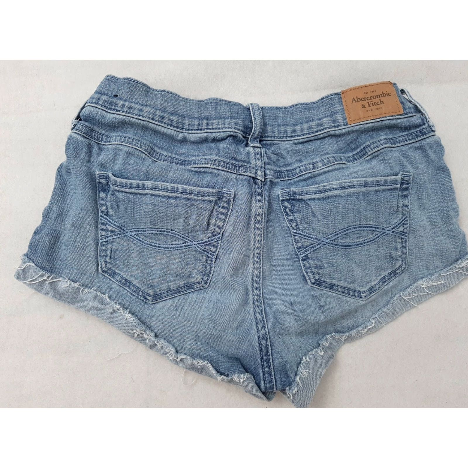 Abercrombie & Fitch VINTAGE Abercrombie & Fitch Denim Shorts Medium Wash Blue Cuffed Womens 2 W26 Low Rise Shorts Girls? Size 26" / US 2 / IT 38 - 4 Thumbnail