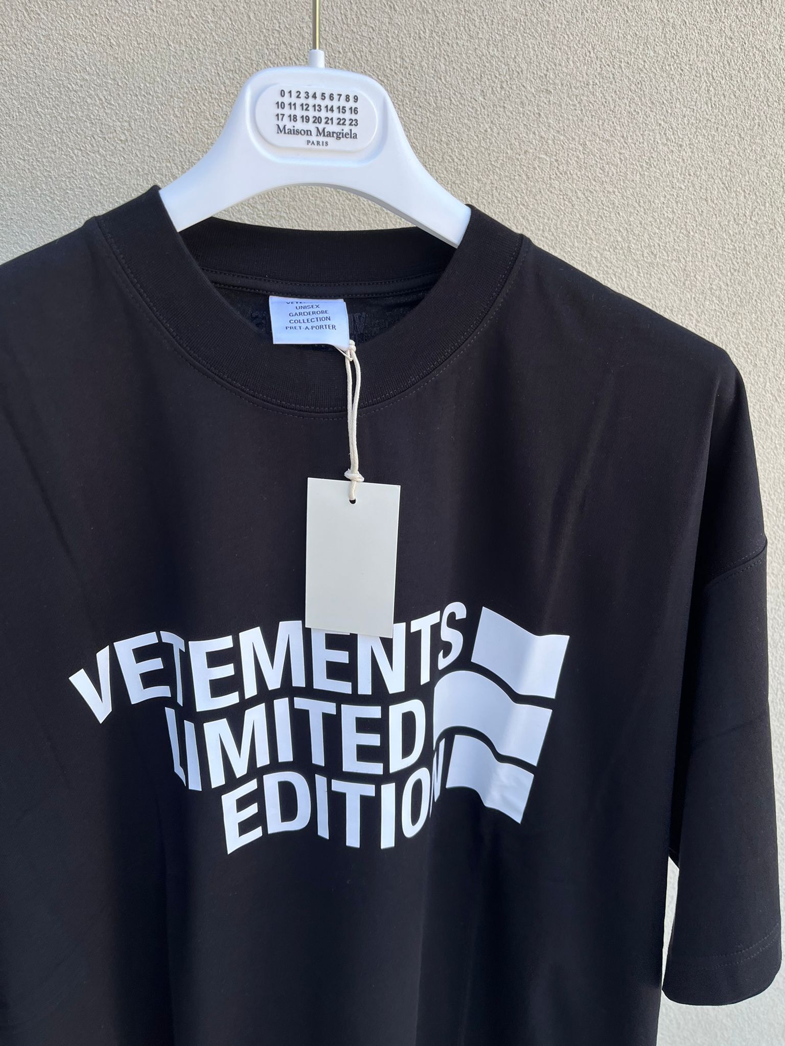 Vetements Big Logo Limited Edition T-Shirt in Black Size US M / EU 48-50 / 2 - 6 Thumbnail