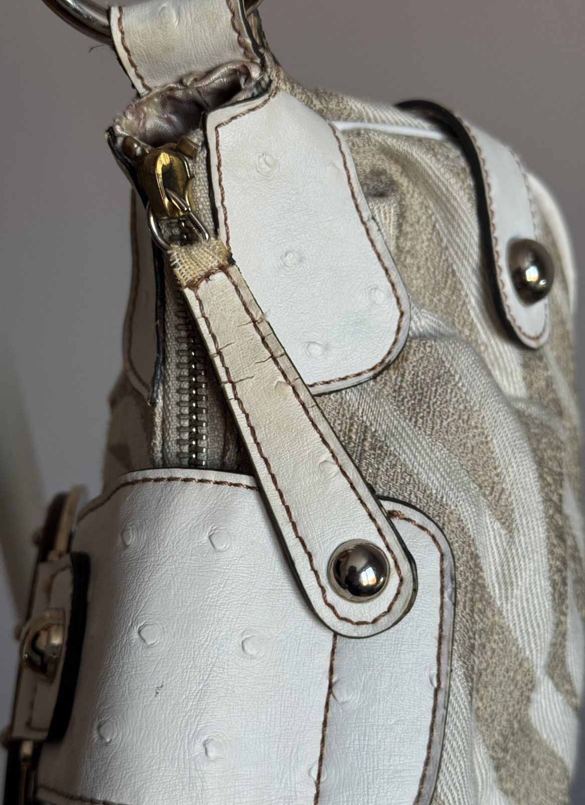 Guess Vintage Guess Y2K Cream Baguette Ostrich Effect Shoulder Bag Size ONE SIZE - 14 Thumbnail