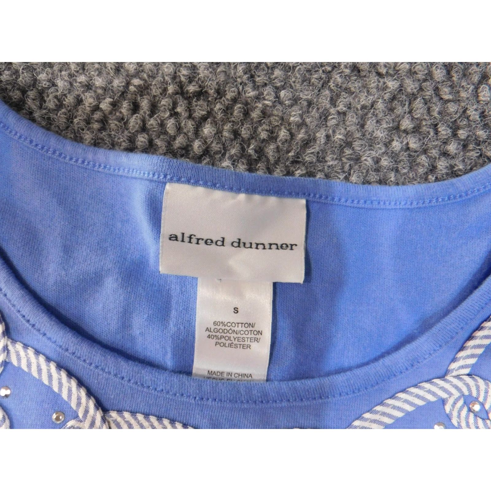 Vintage Alfred Dunner Blouse Shirt Womens Small Blue Beaded Embellishments Cotton Pullover V-Neck Casual Short Sleeve Beaded Pattern Floral Regular Fit Size S / US 4 / IT 40 - 6 Thumbnail