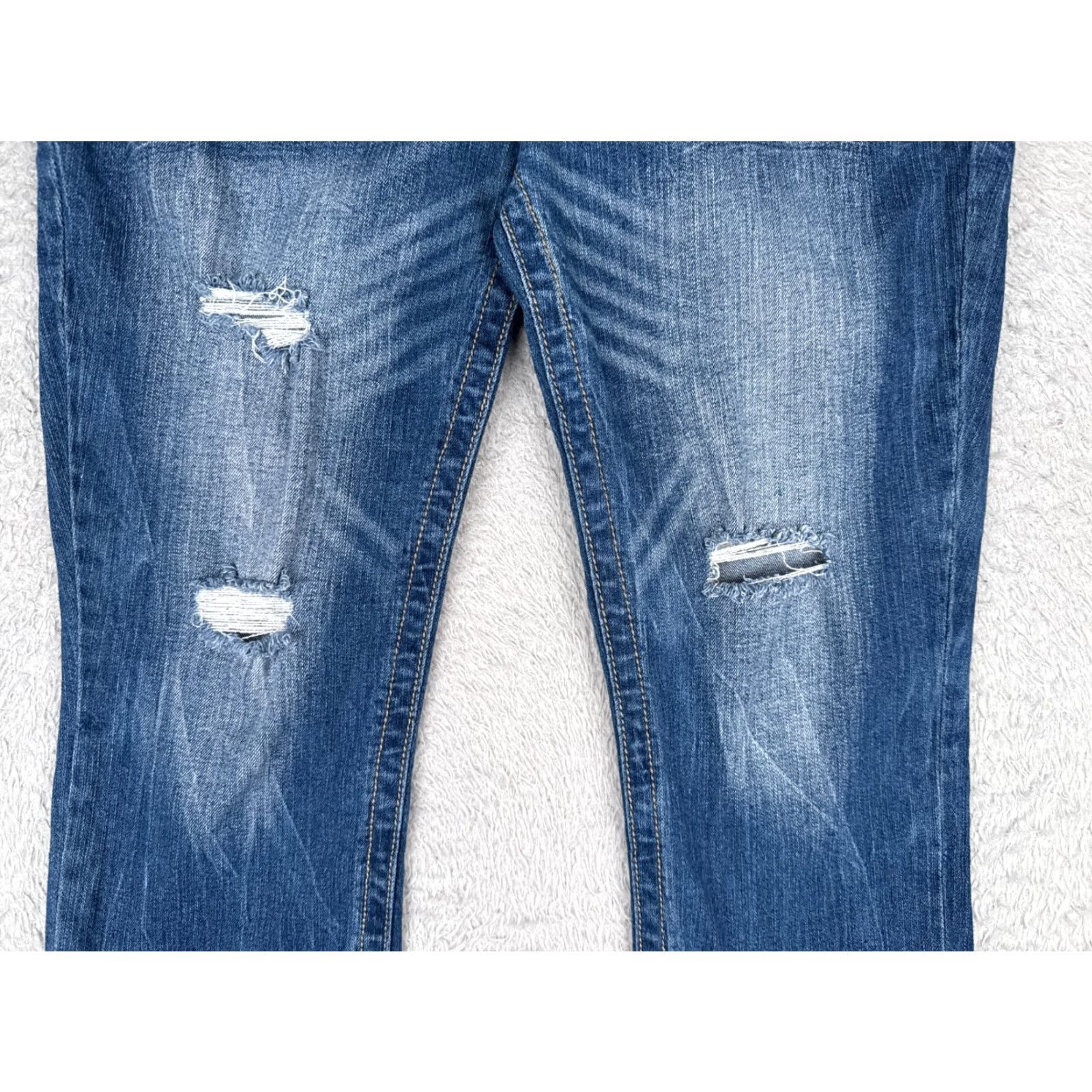 Vintage No Boundaries Jeans Capri Juniors 15 Blue Denim Low Rise 20in Inseam 30x20 Embroidered Distressed 5-Pocket Denim Cotton Blend Womens Jeans Size 36" / US 14 / IT 50 - 3 Thumbnail