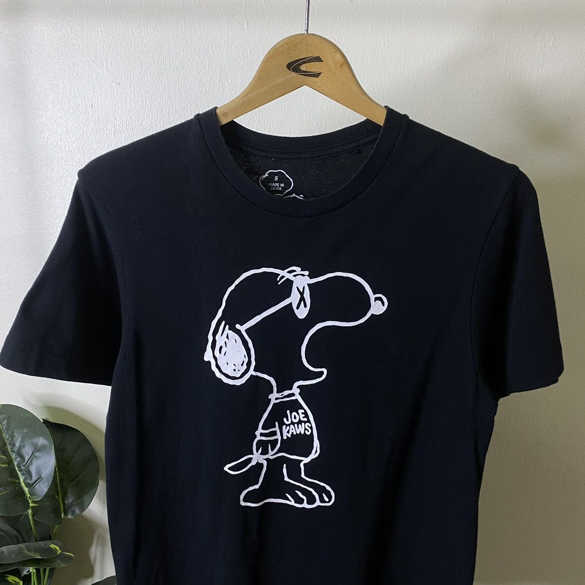 Kaws × Peanuts × Uniqlo Kaws x Peanuts Joe Snoopy For Uniqlo Tee Size US S / EU 44-46 / 1 - 2 Thumbnail