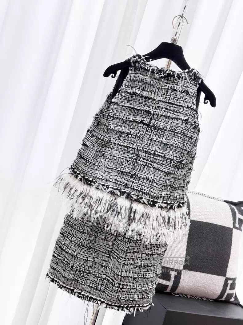 Chanel Chanel Feather rolled tweed V-neck sleeveless dress Size XS / US 0-2 / IT 36-38 - 3 Thumbnail