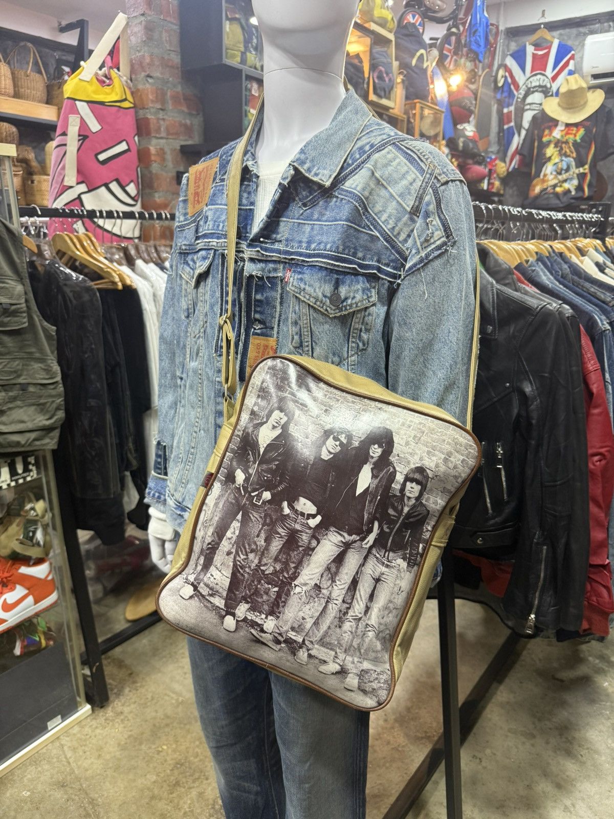 Band Tees × Vintage Vintage shoulder bag Ramones Rock punks leather bag Size ONE SIZE - 1 Thumbnail