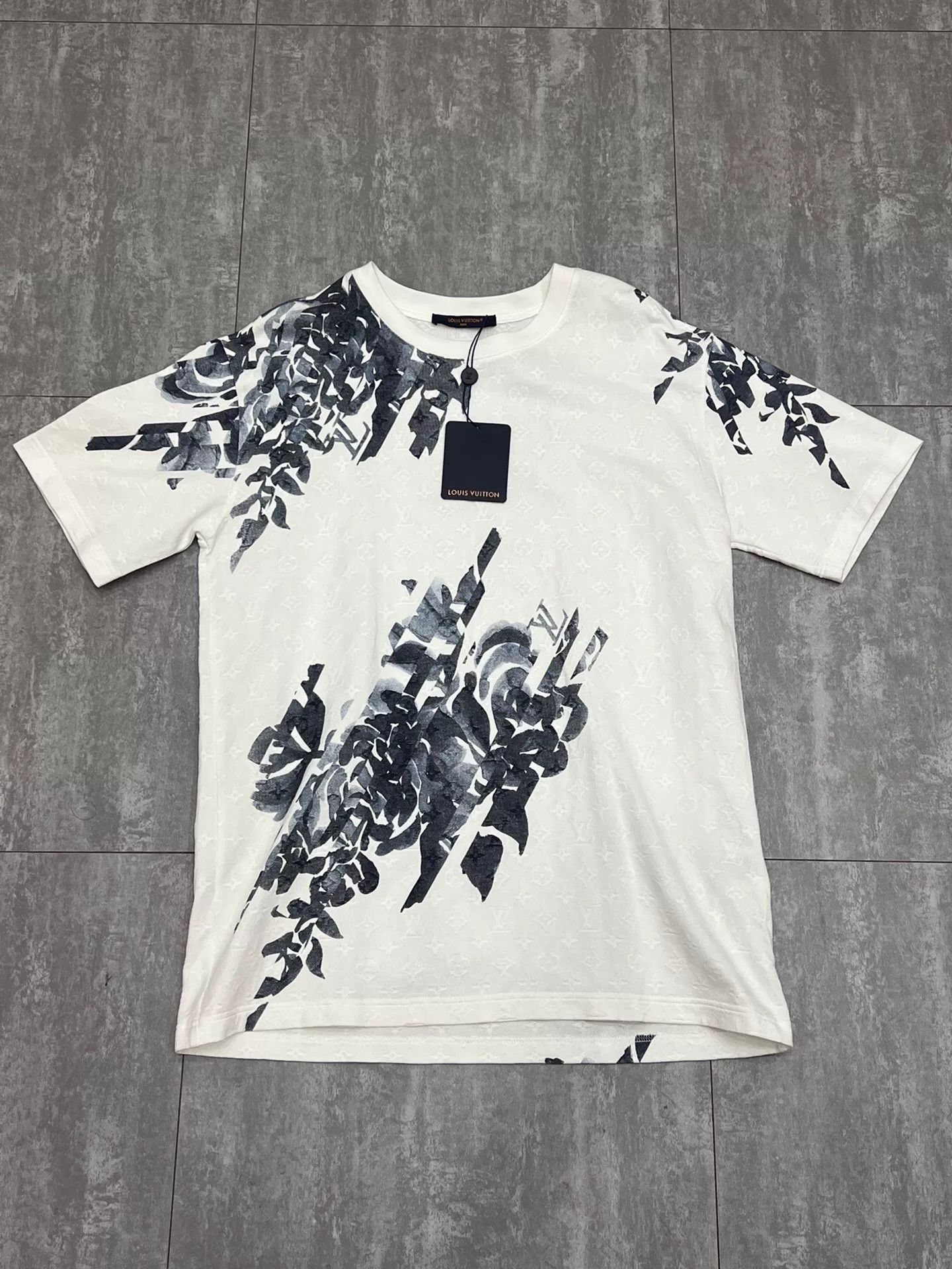 Louis Vuitton Louis Vuitton Floral White T-Shirt l Men Size US L / EU 52-54 / 3 - 1 Thumbnail
