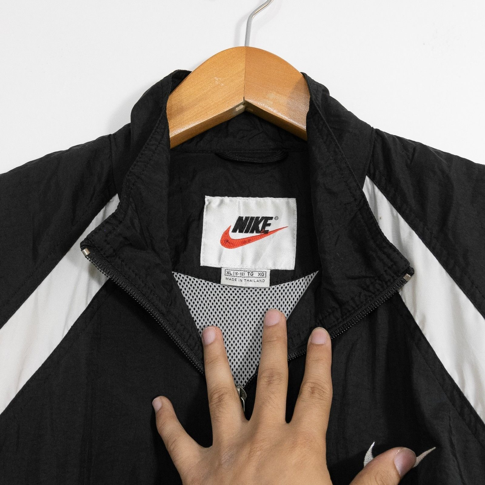 Nike Vintage 90s Nike Windbreaker Jacket Mens XL - Distressed Size US XL / EU 56 / 4 - 6 Thumbnail
