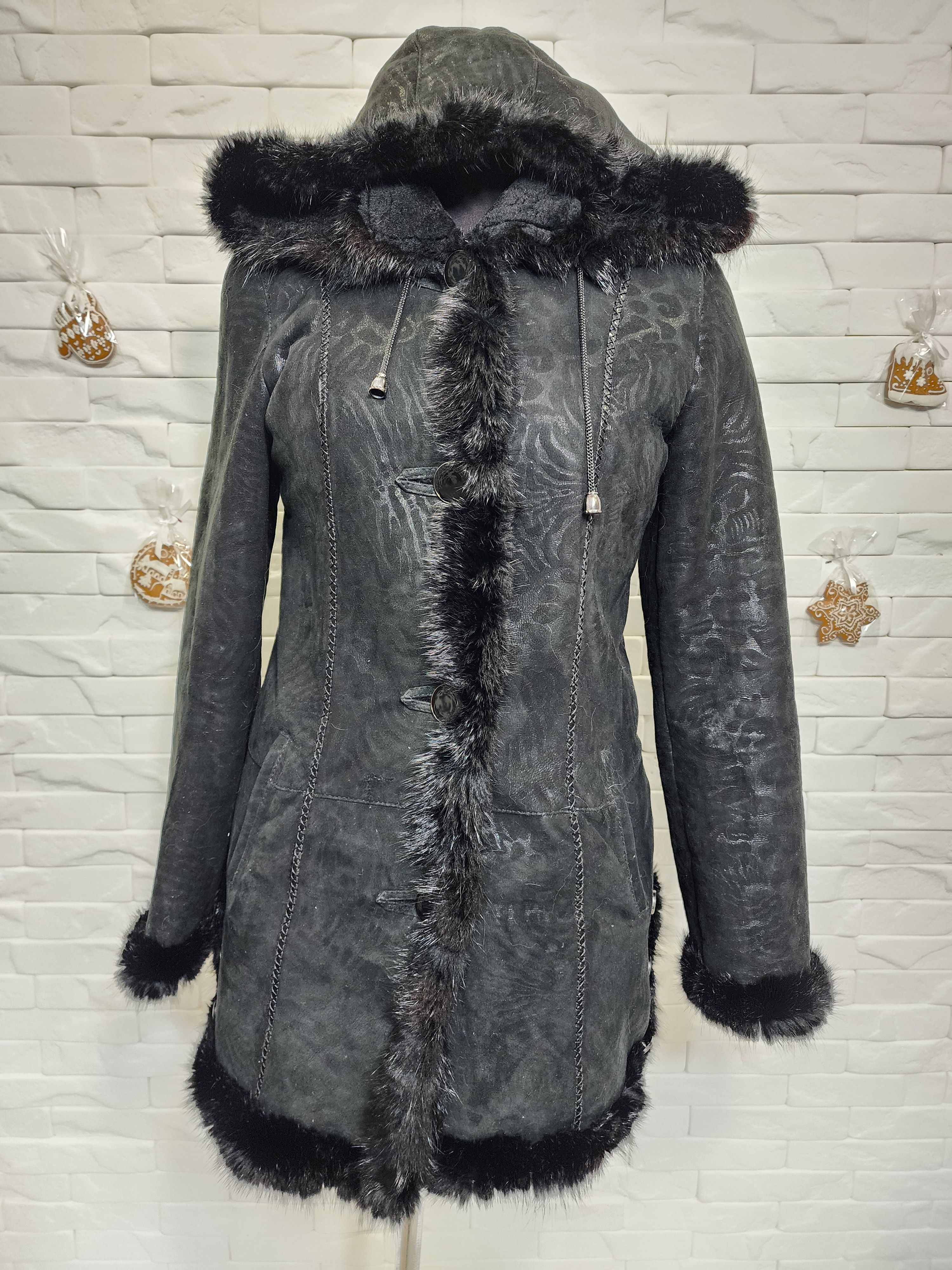 Uniqlo Black Sheepskin Coat: Women's Hooded Fur Coat , Button Front Size M / US 6-8 / IT 42-44 - 1 Thumbnail