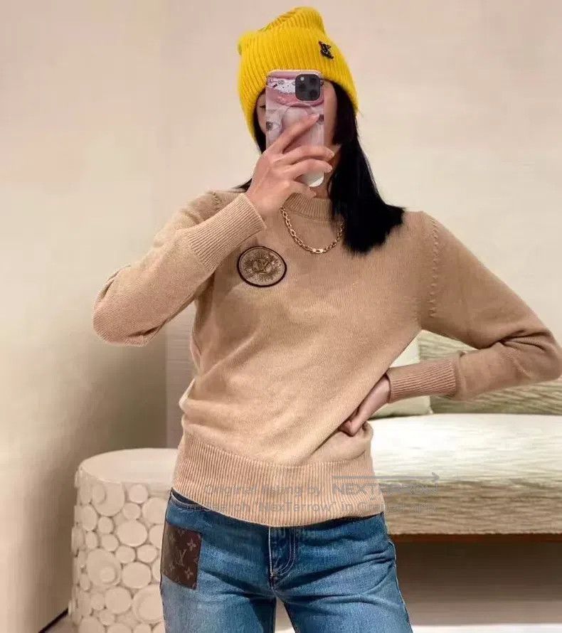 Louis Vuitton Louis Vuitton 24 Brown Chain Logo Embroidered Cashmere Cre Size US XS / EU 42 / 0 - 9 Thumbnail