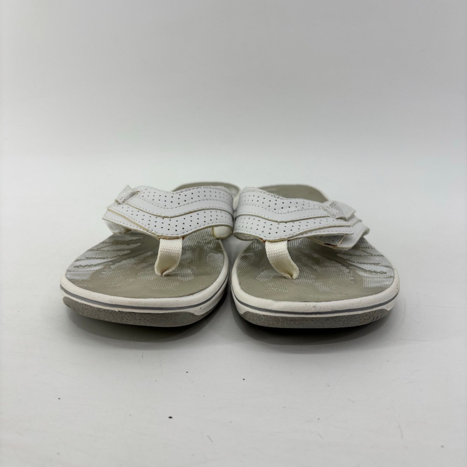 Clarks Clarks Womens Size 7 Breeze Sea Flip Flop Sandals White Size US 7 / IT 37 - 9 Thumbnail