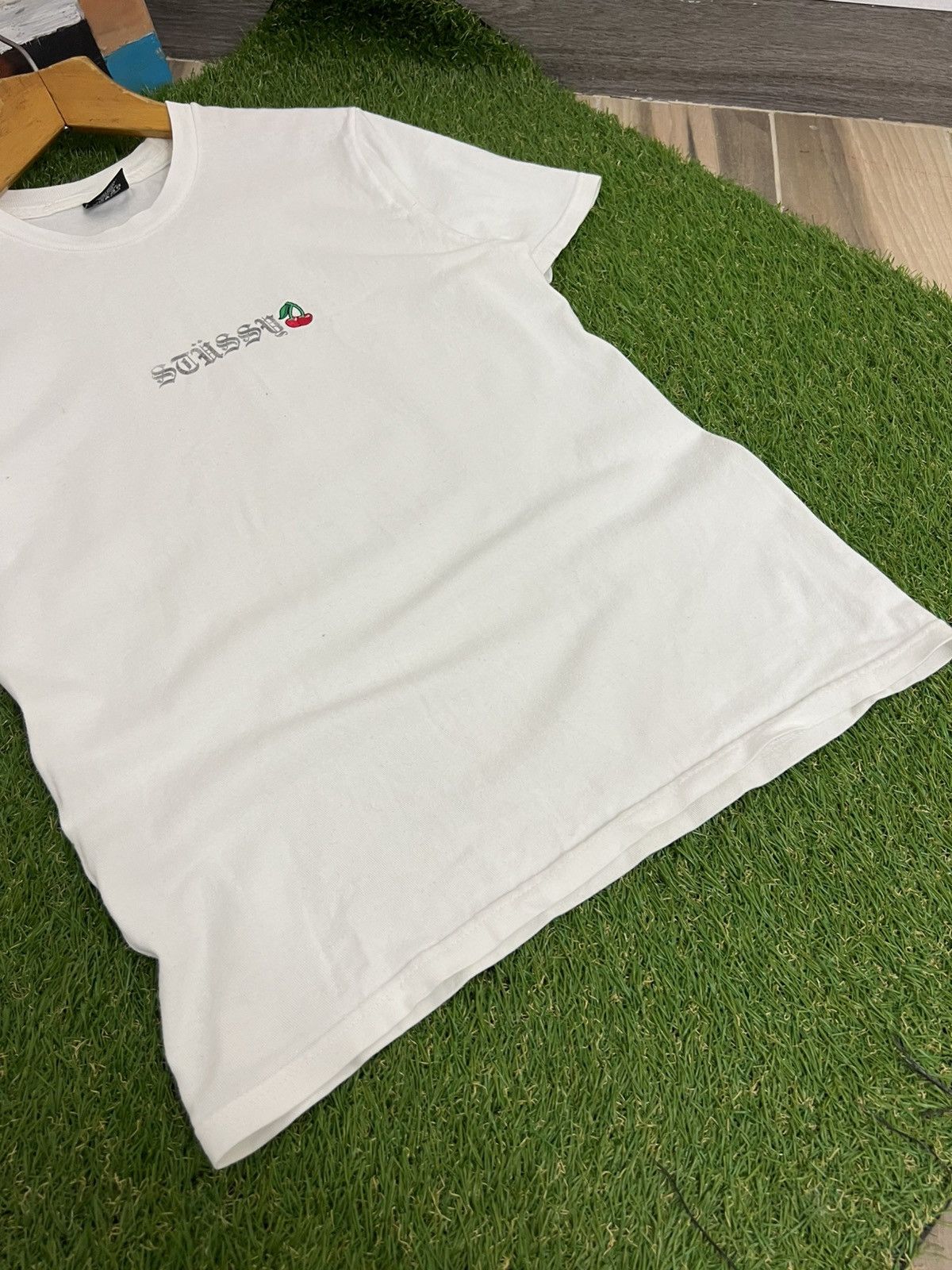 Stussy 🍒 STUSSY OLD ENGLISH CHERRY LOGO WHITE TEE T-SHIRT S Size US S / EU 44-46 / 1 - 4 Thumbnail