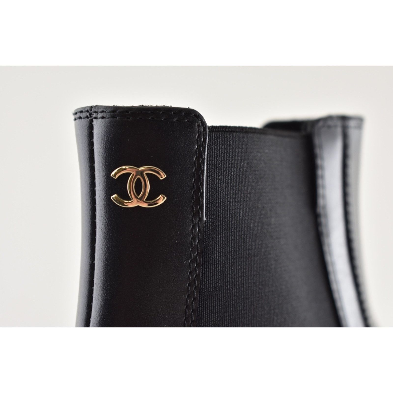 Chanel Chanel 24B Calfskin CC Logo Pull On Chelsea Platform Boot 42 Size US 11 / IT 41 - 6 Thumbnail